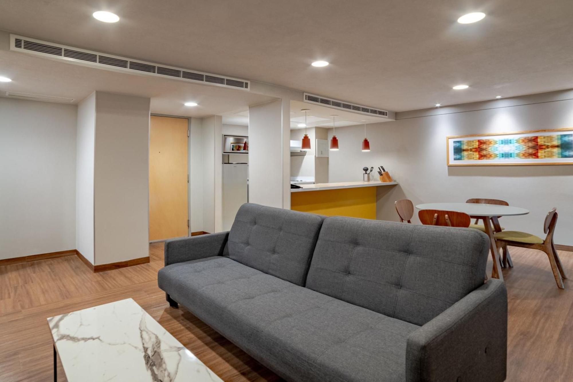 One-Bedroom Suite King or Twin Bed Sofa Bed,1532817661:JPEG