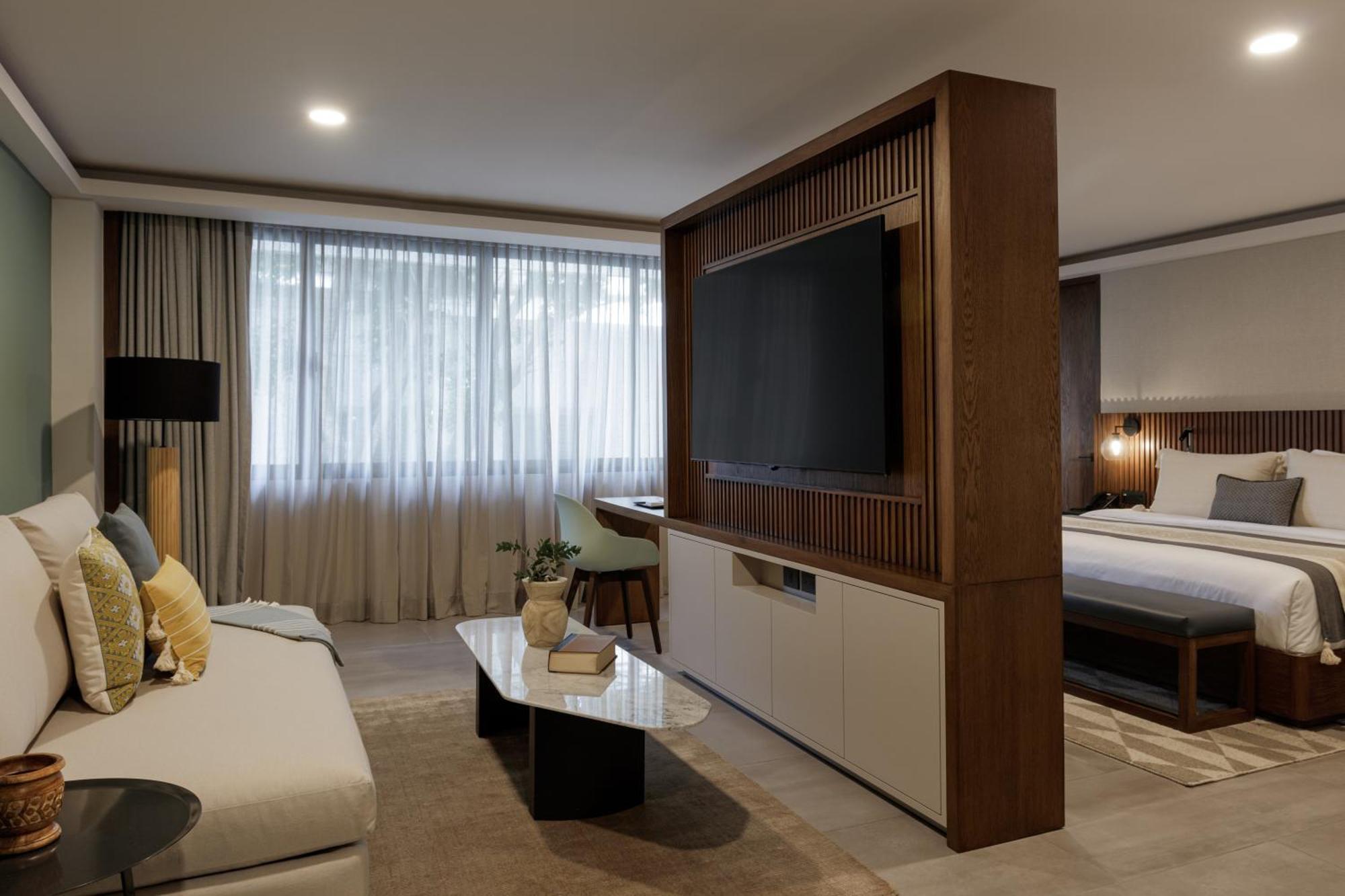 Superior Suite,1534103224:JPEG