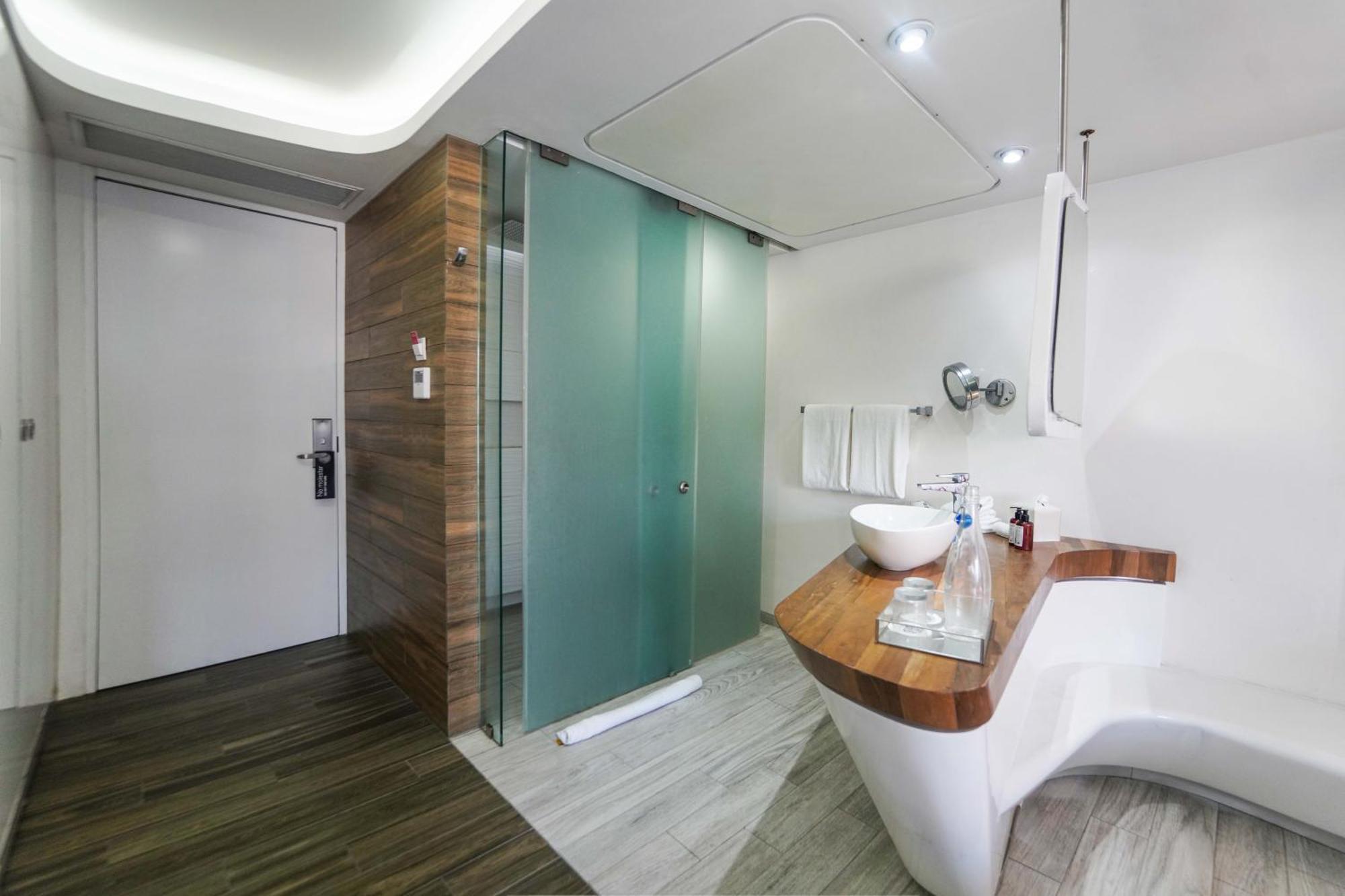 Ocean Front Suite,1535011399:JPEG