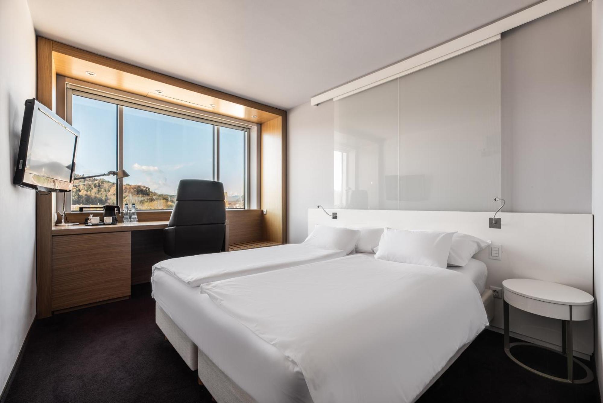 Executive Queen Room,1535693560:JPEG