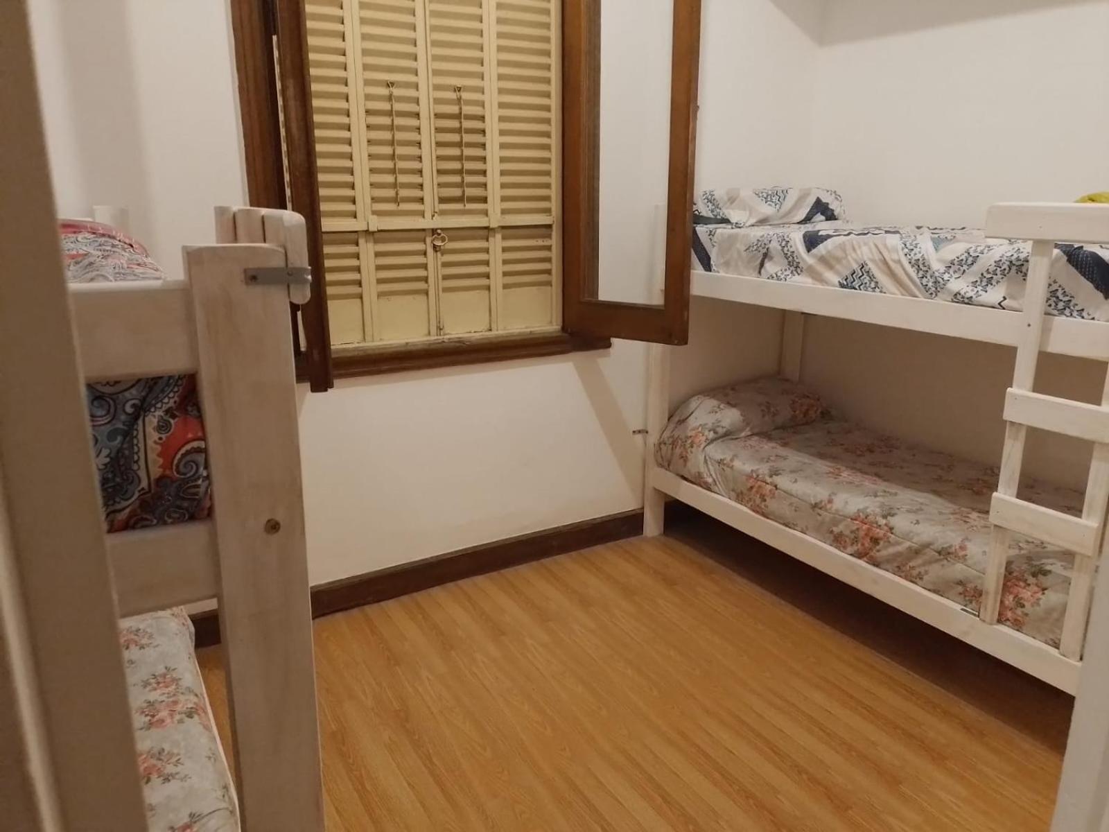 Cama en habitación compartida con 4 camas