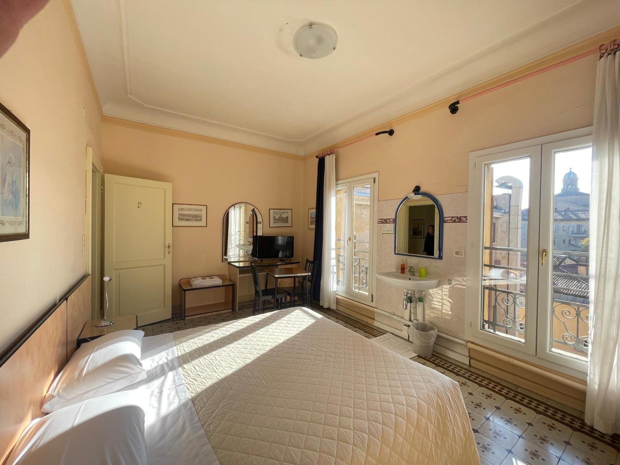 Double Room,1536317986:JPEG