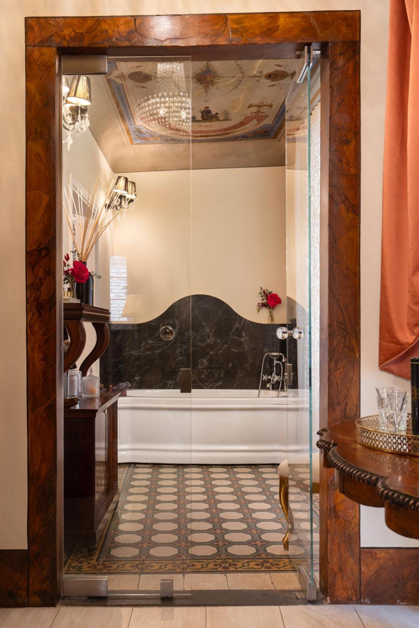 King Suite Whirlpool