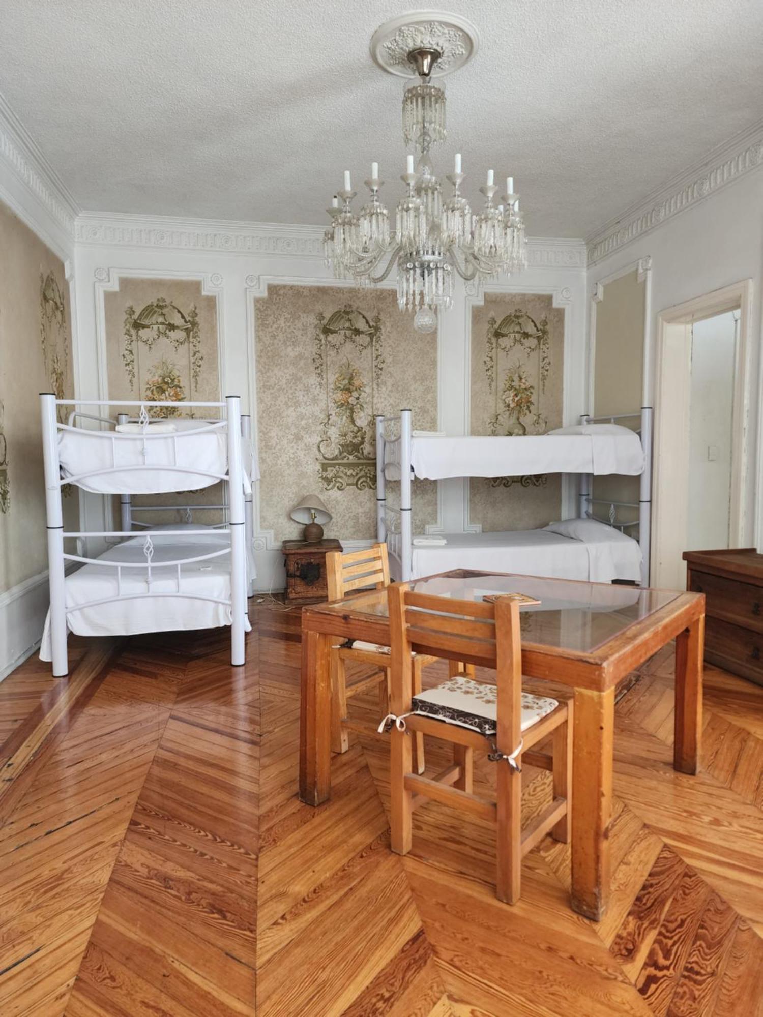 Cama en habitación femenina compartida de 4 camas