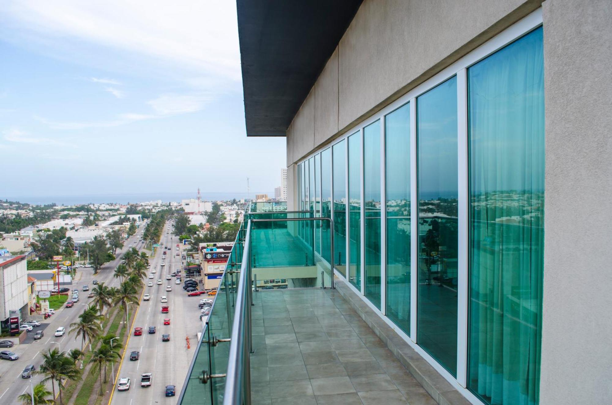 Habitación con balcón y vistas parciales al mar - Cama extragrande
