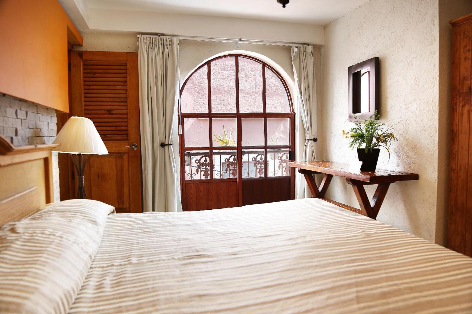 Habitación con cama extragrande.