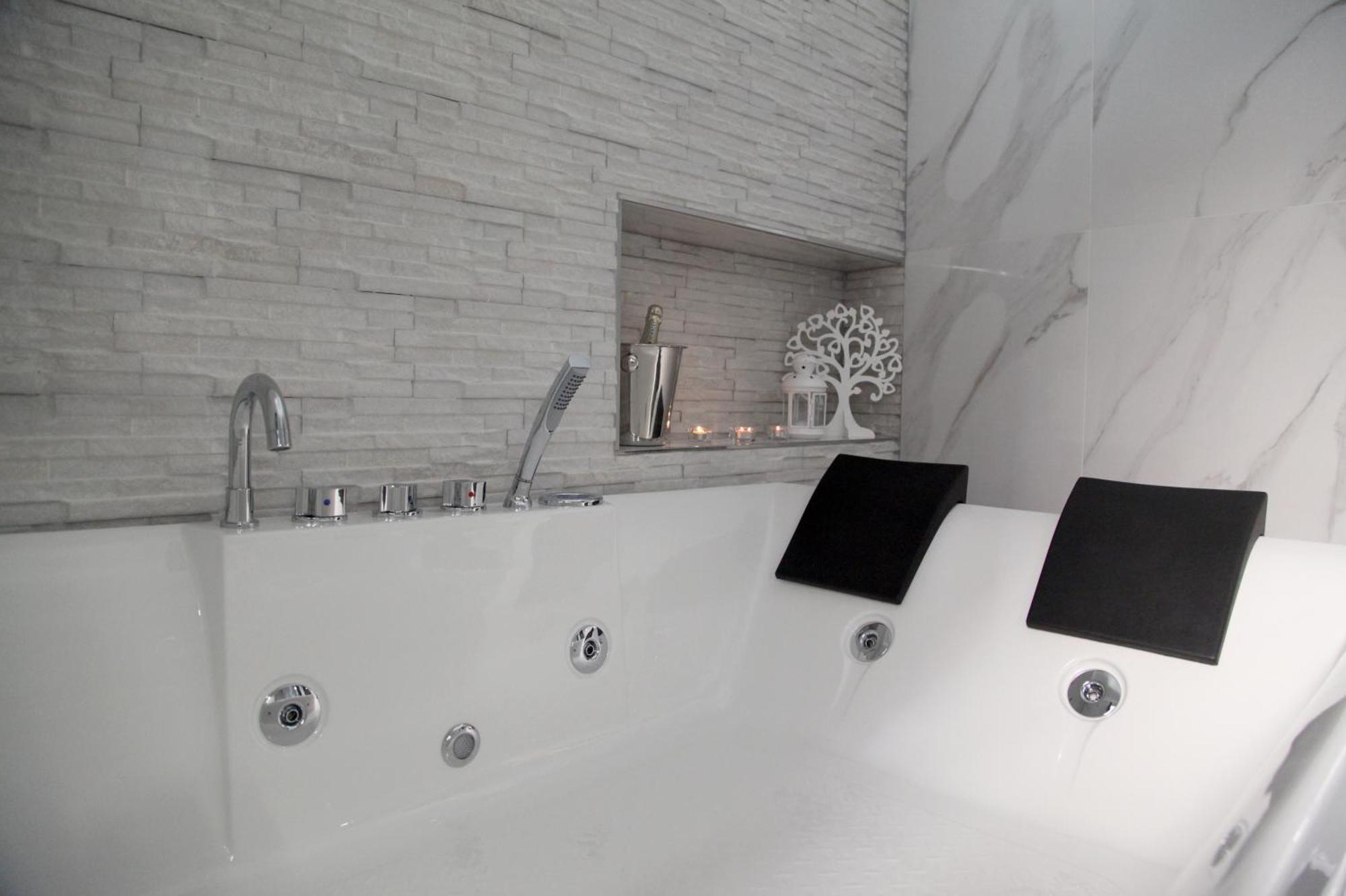 Suite Hot Tub,1539042643:JPEG