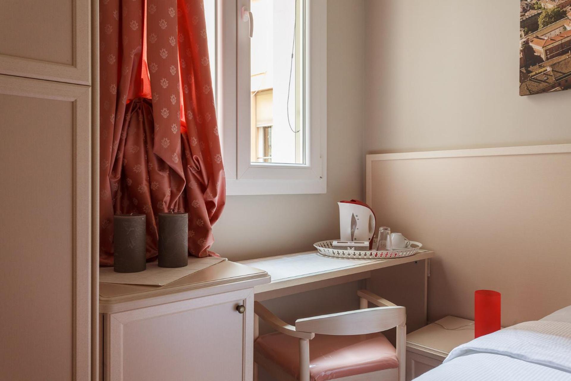 Small Double Room,1539572629:JPEG