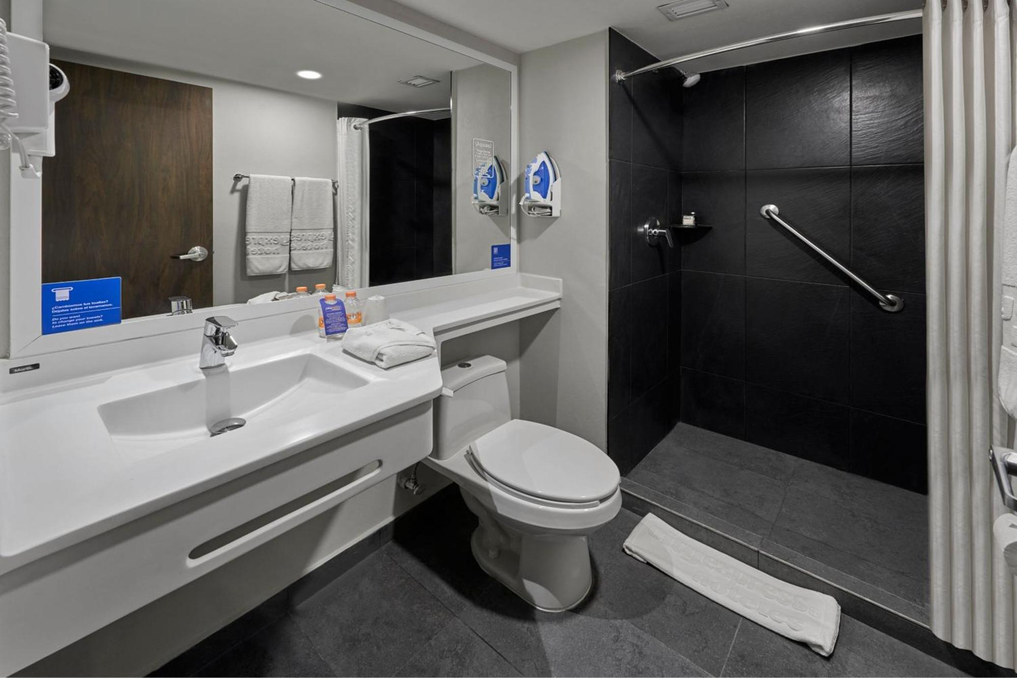 Habitación con cama grande