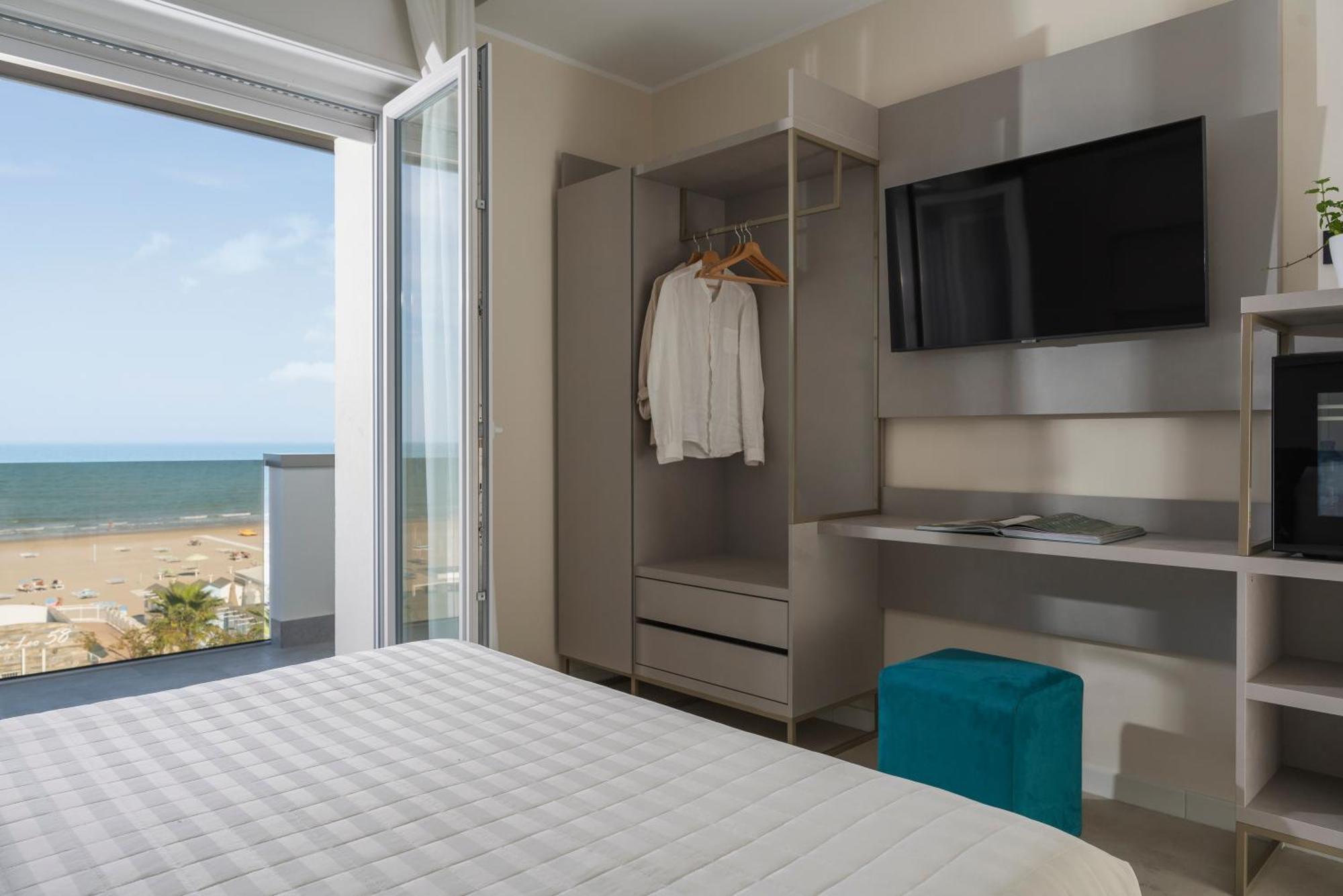 Superior Quadruple Room Front Sea View
