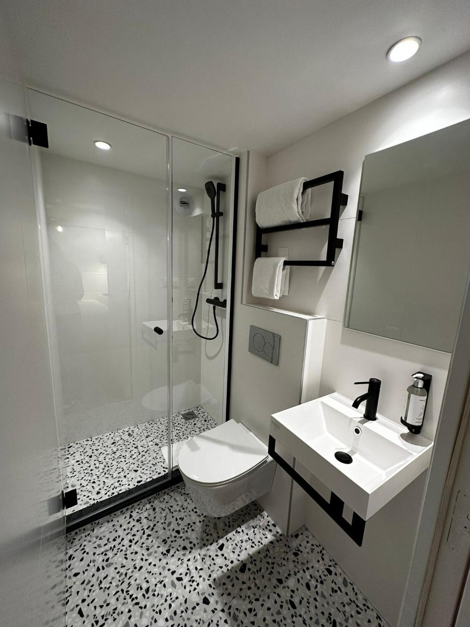 Standard Single Room Shower,1498619860:JPEG