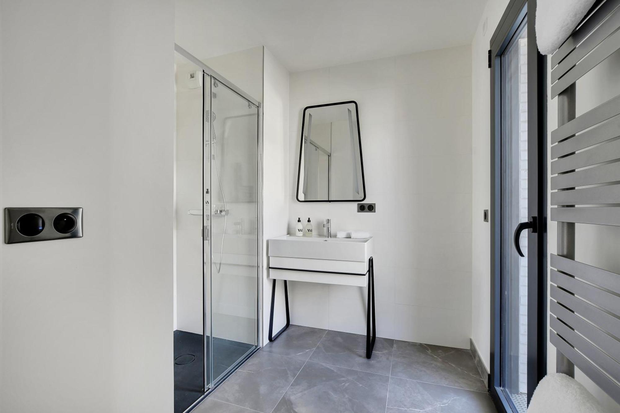 Apartment Shower,1545180571:JPEG