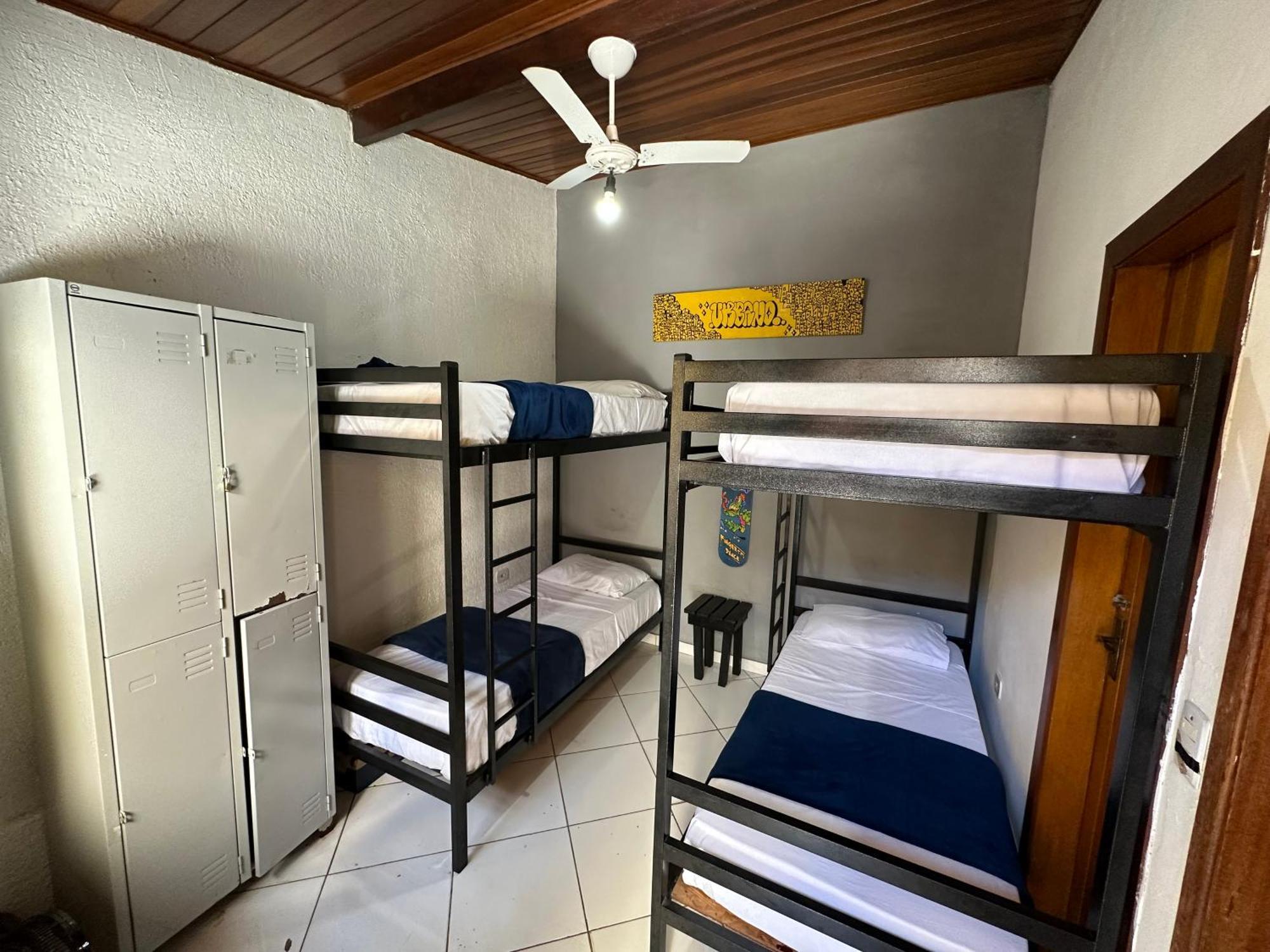 Cama de solteiro em Dormitório com 4 Camas