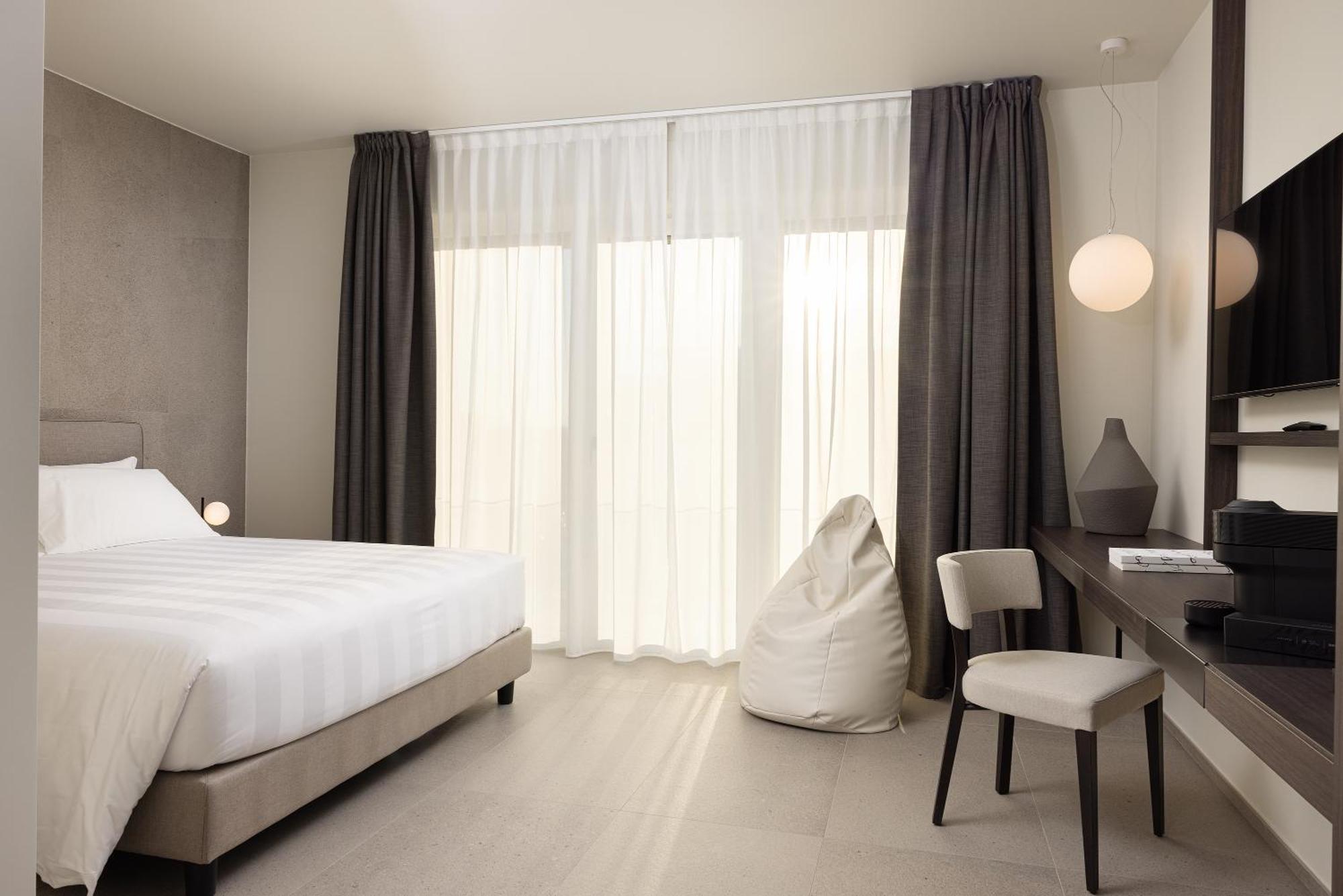 Deluxe Room,1546040725:JPEG