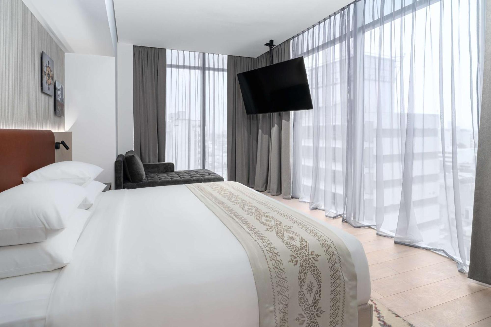 Habitación con cama extragrande y acceso al club