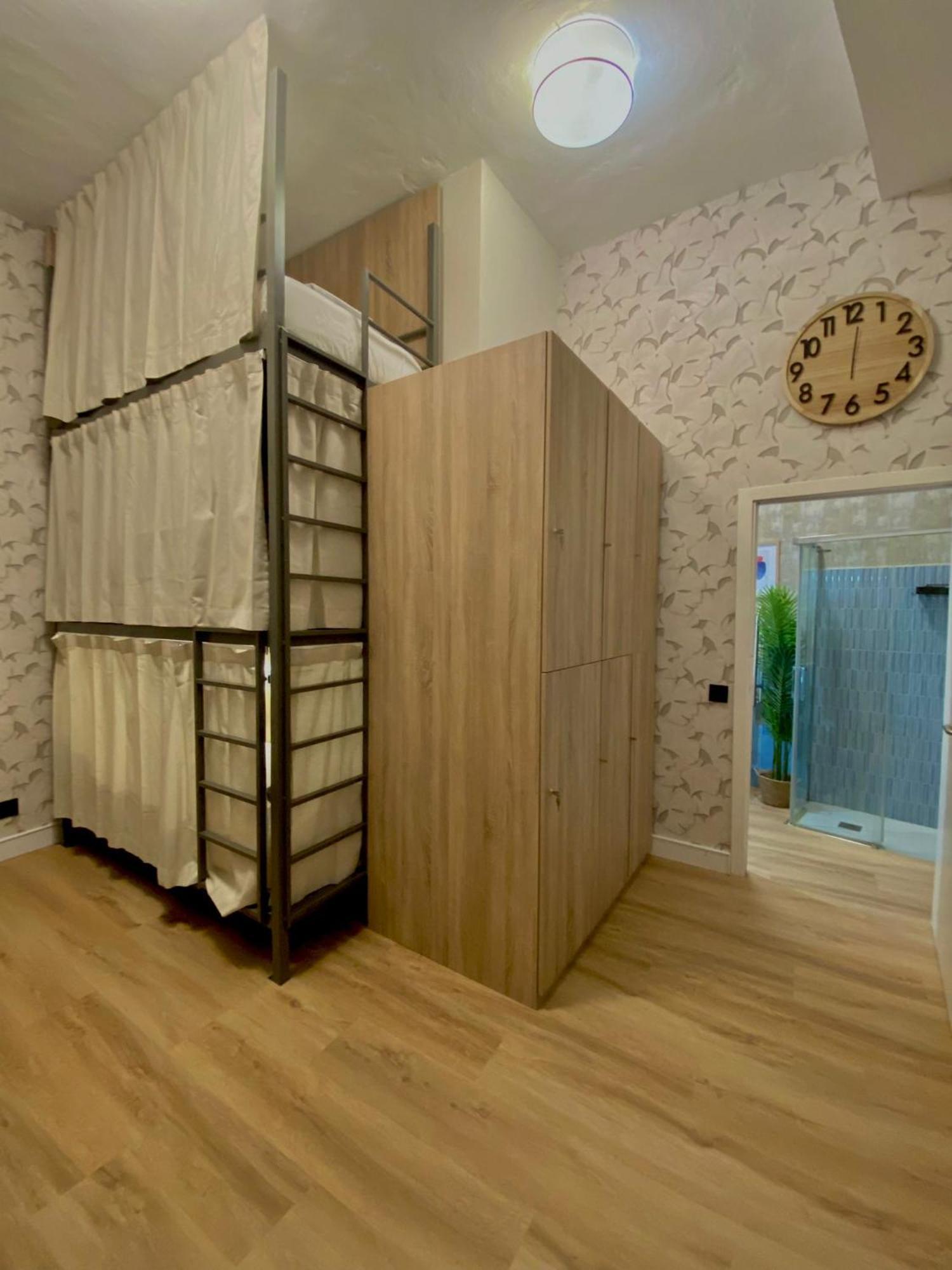 Bed 6-Bed Female Standard Dormitory Room Bathroom,1547037112:JPEG