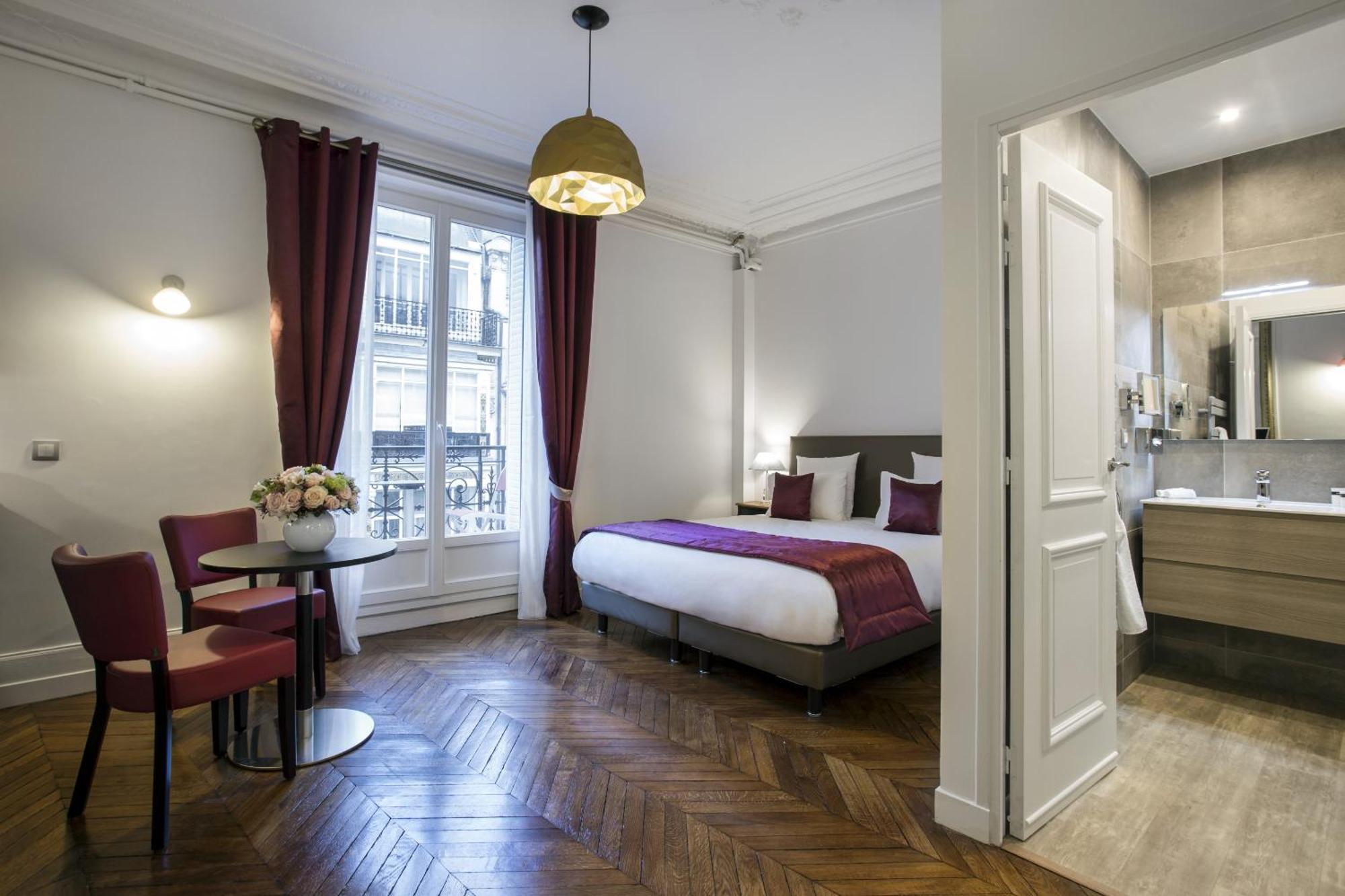Suite con cama grande y balcón