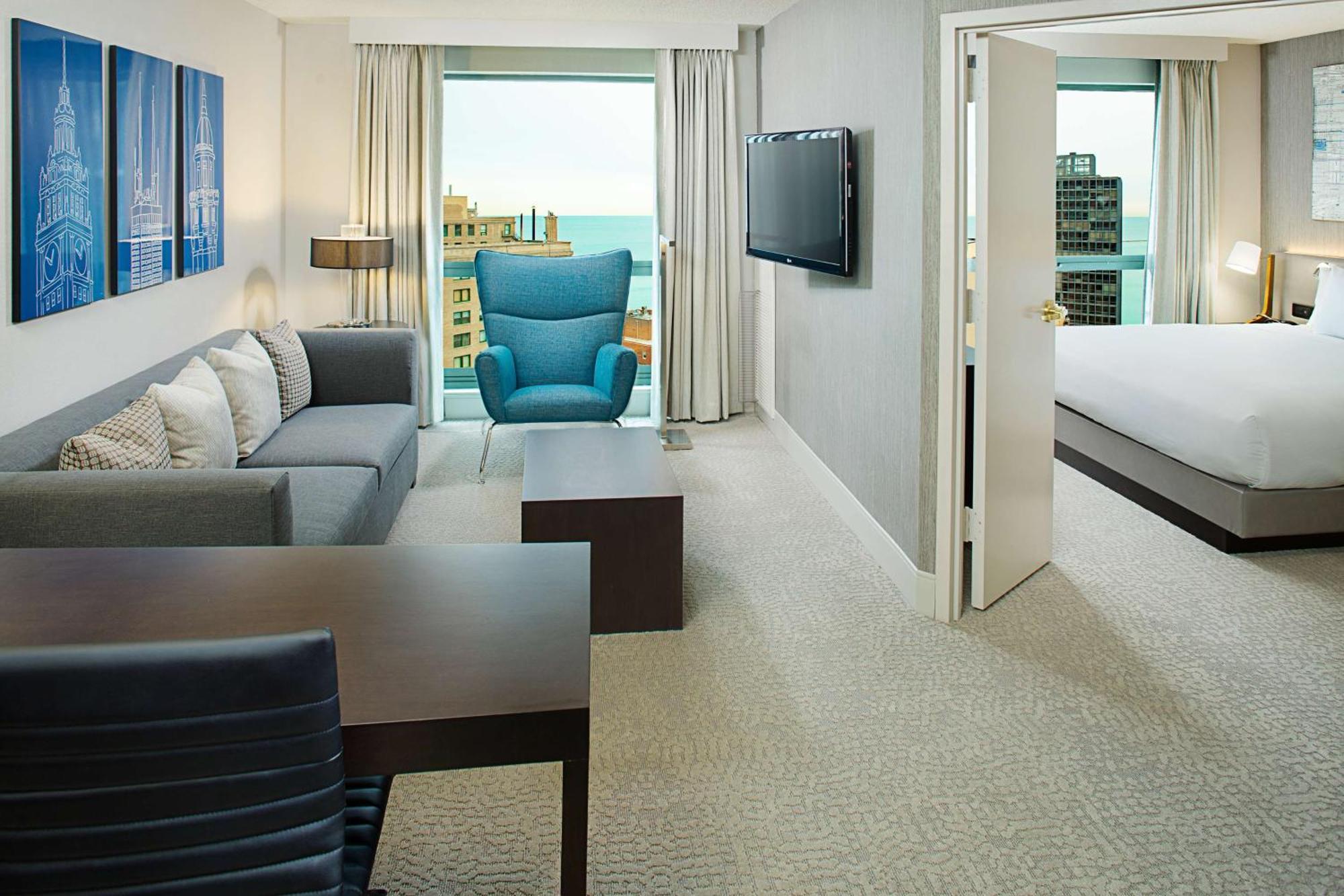 Suite de 1 dormitorio con cama grande y vistas al lago