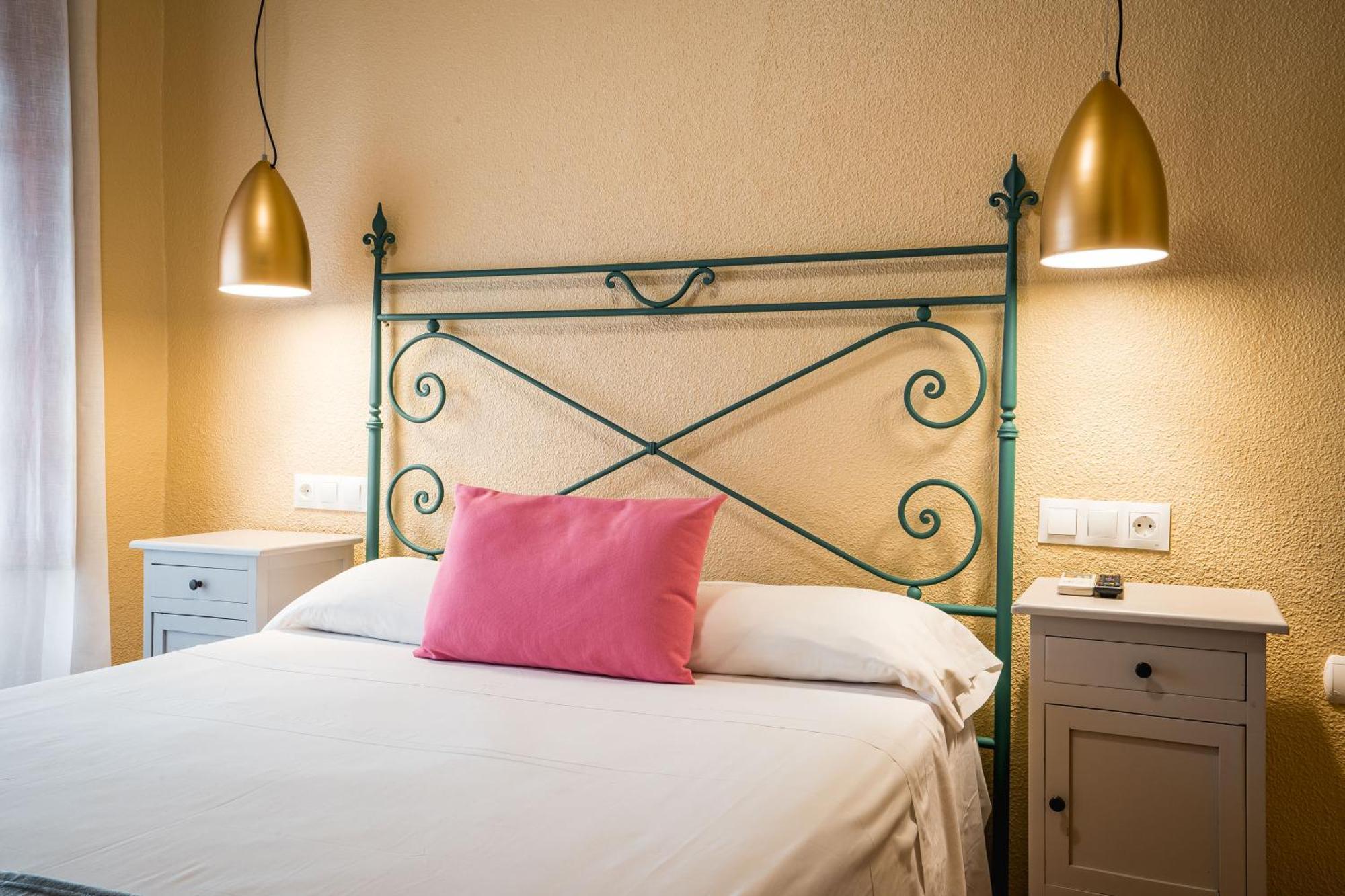 Small Double Room,1003975677:JPEG