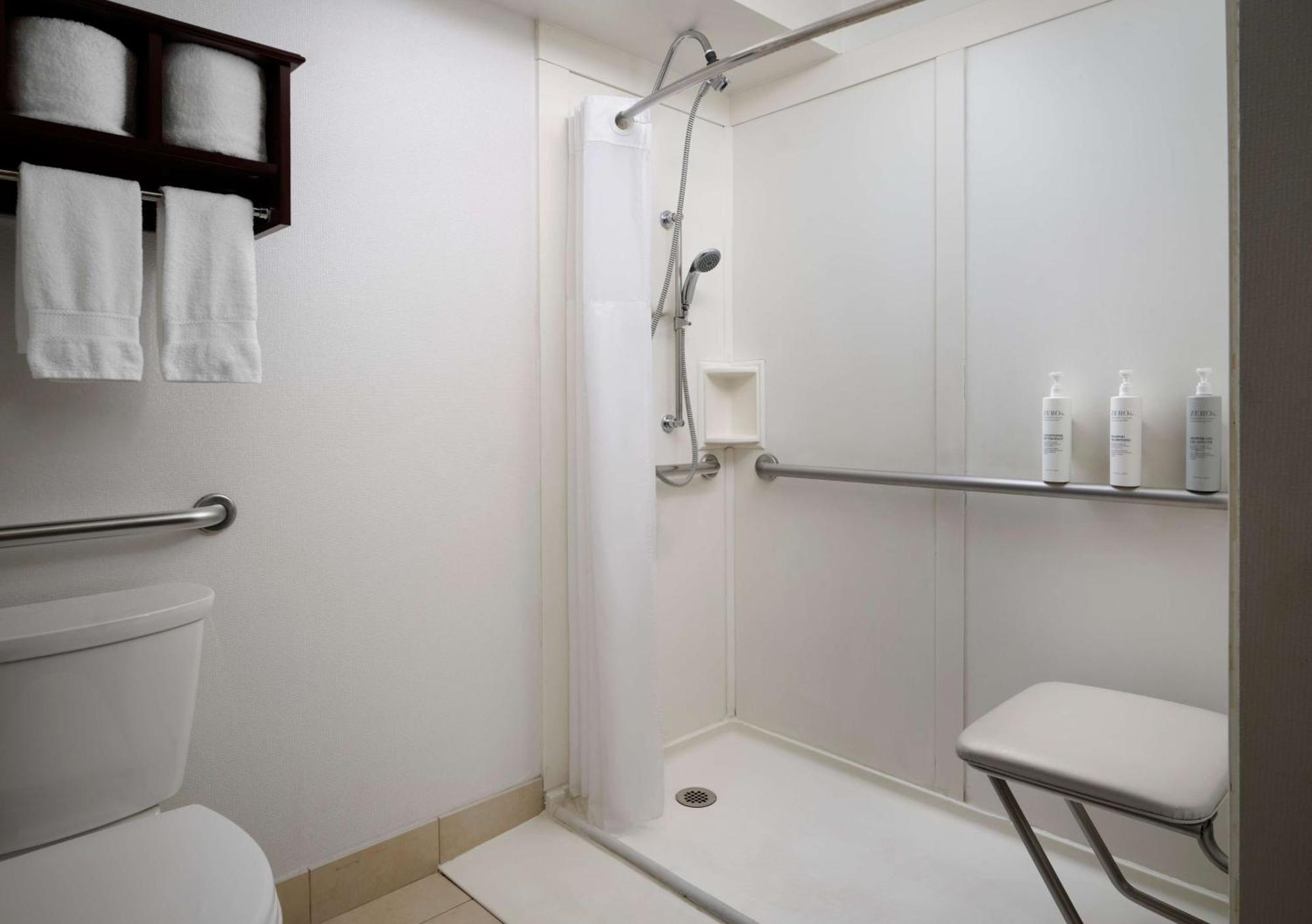 Habitación accesible para personas de movilidad reducida con ducha a ras de suleo - 2 camas grandes
