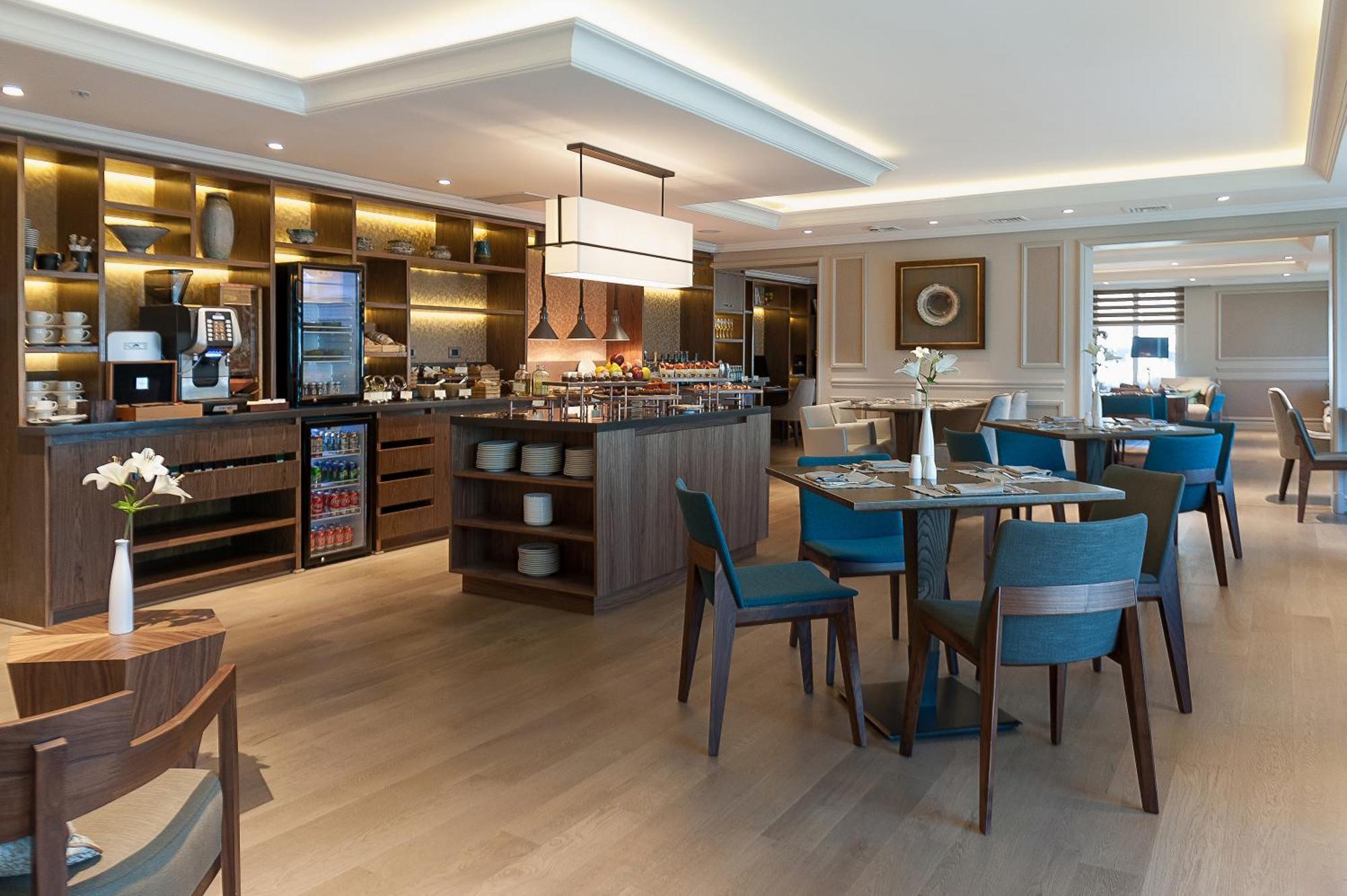 Deluxe King Room Terrace Club Lounge Access
