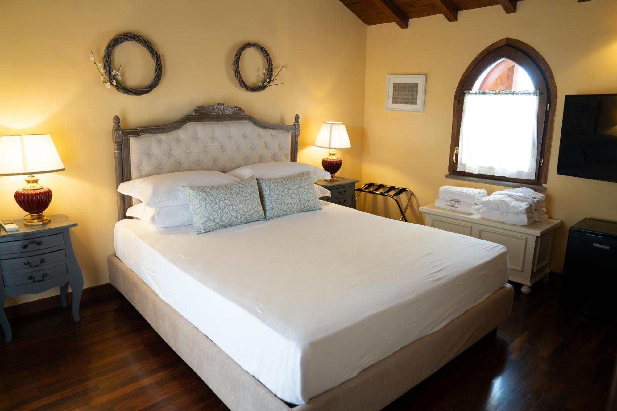 Deluxe Queen Suite