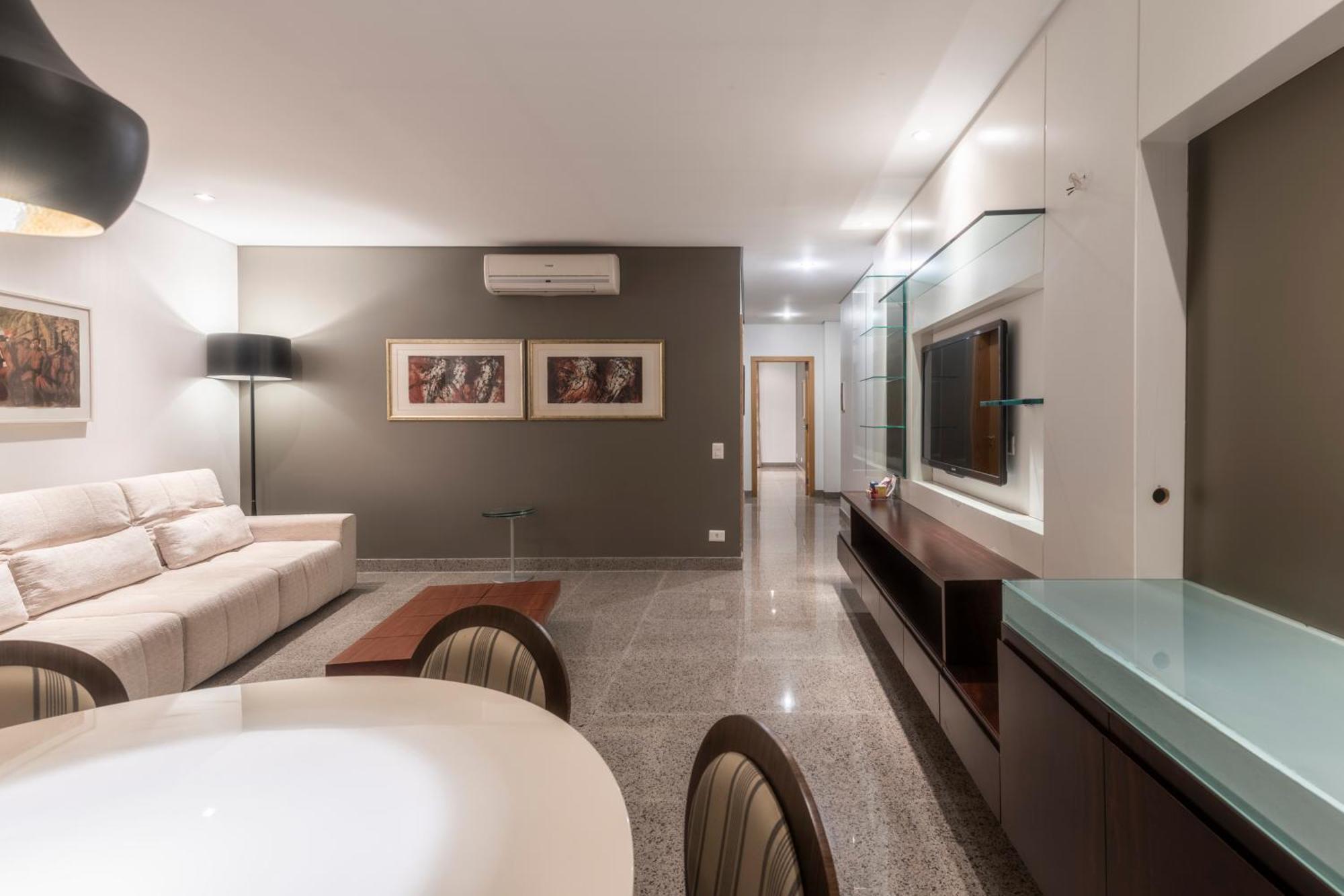 Suite con cama grande y balcón