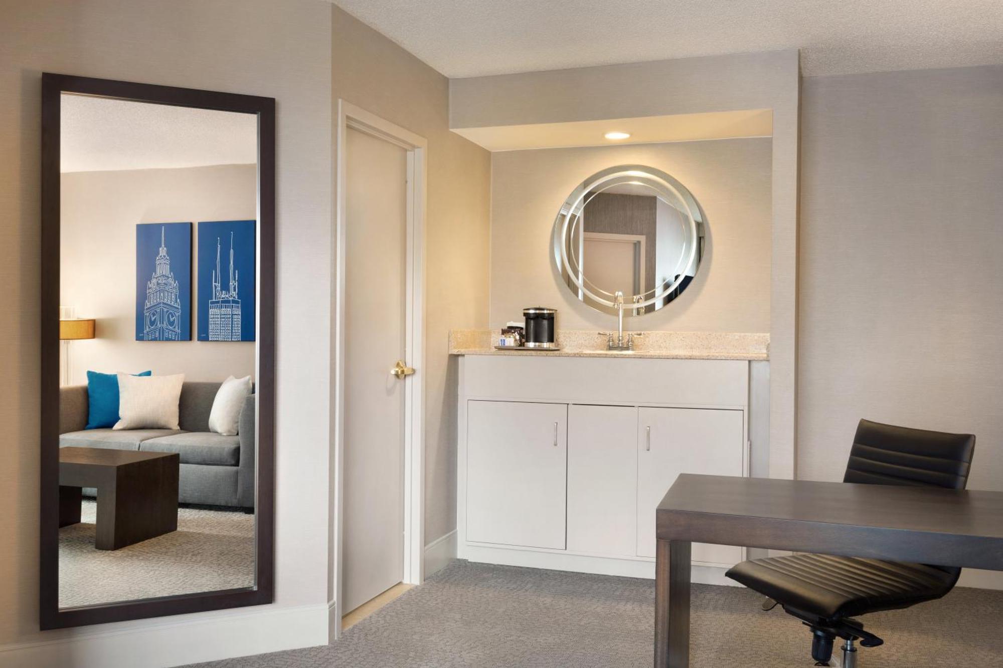 Suite de 1 dormitorio con cama extragrande y bañera adaptada para personas de movilidad reducida