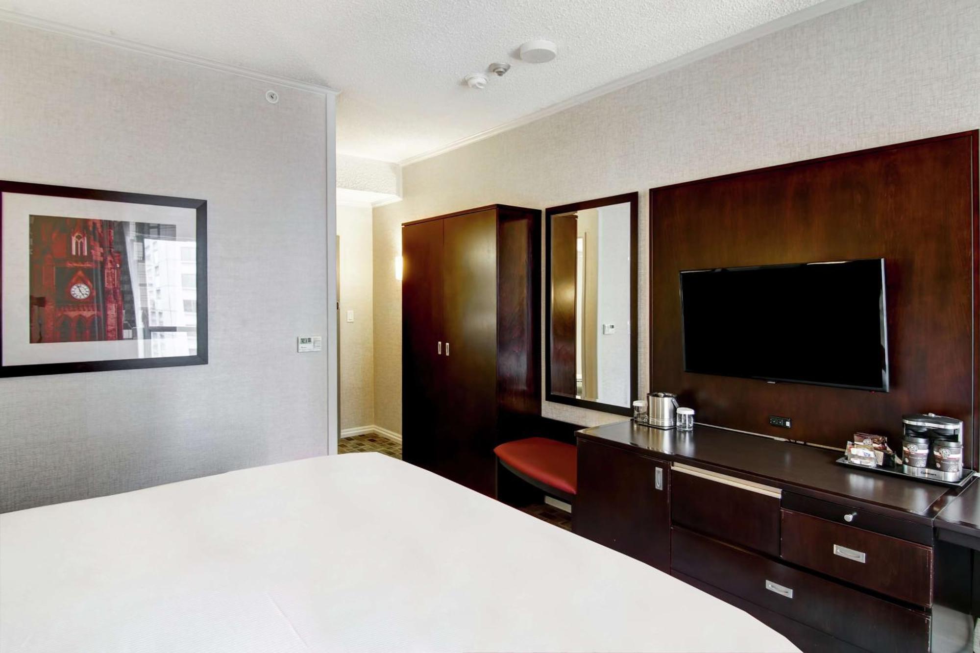 Habitación con cama extragrande.
