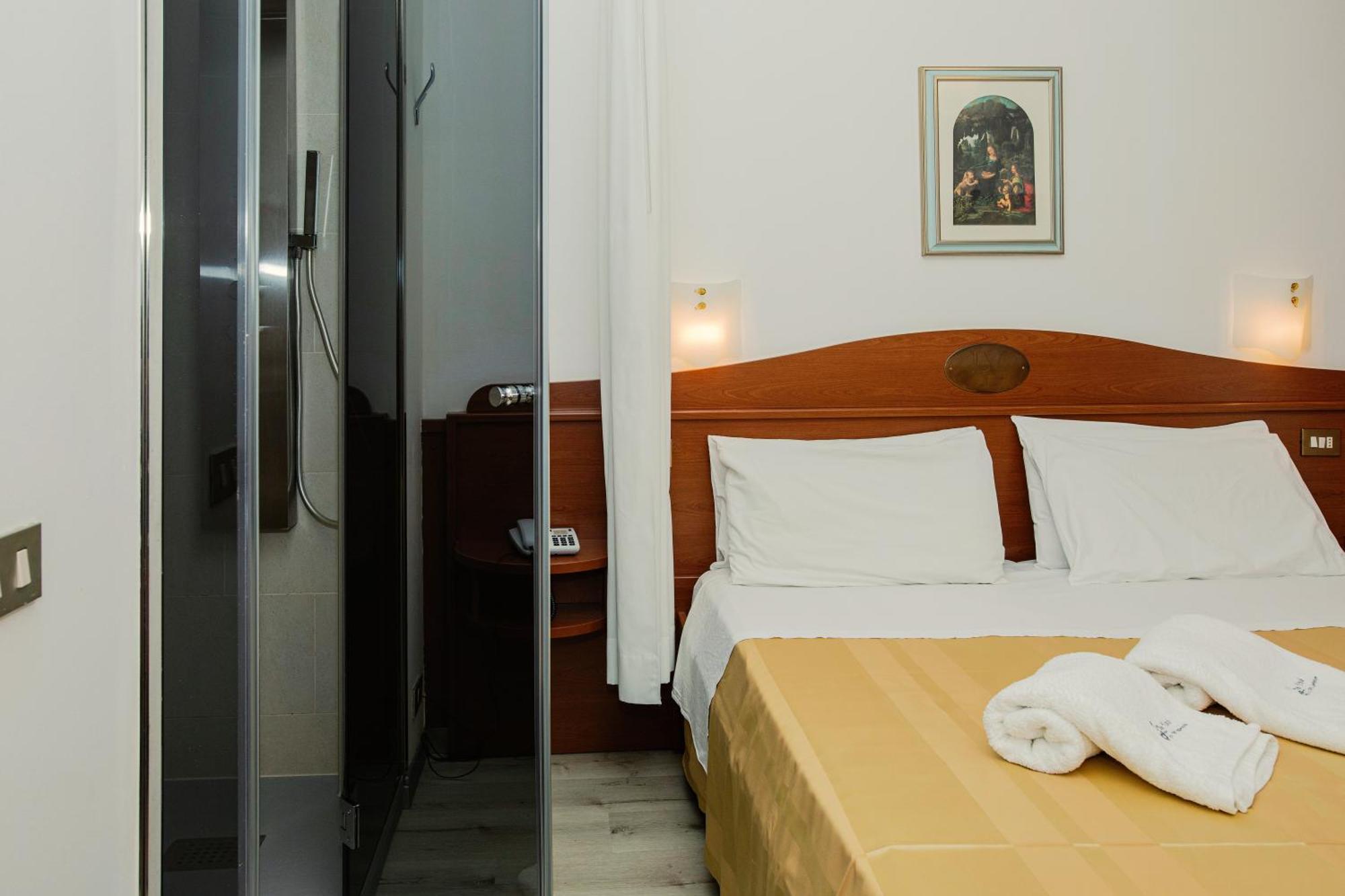 Deluxe Double Room Shower