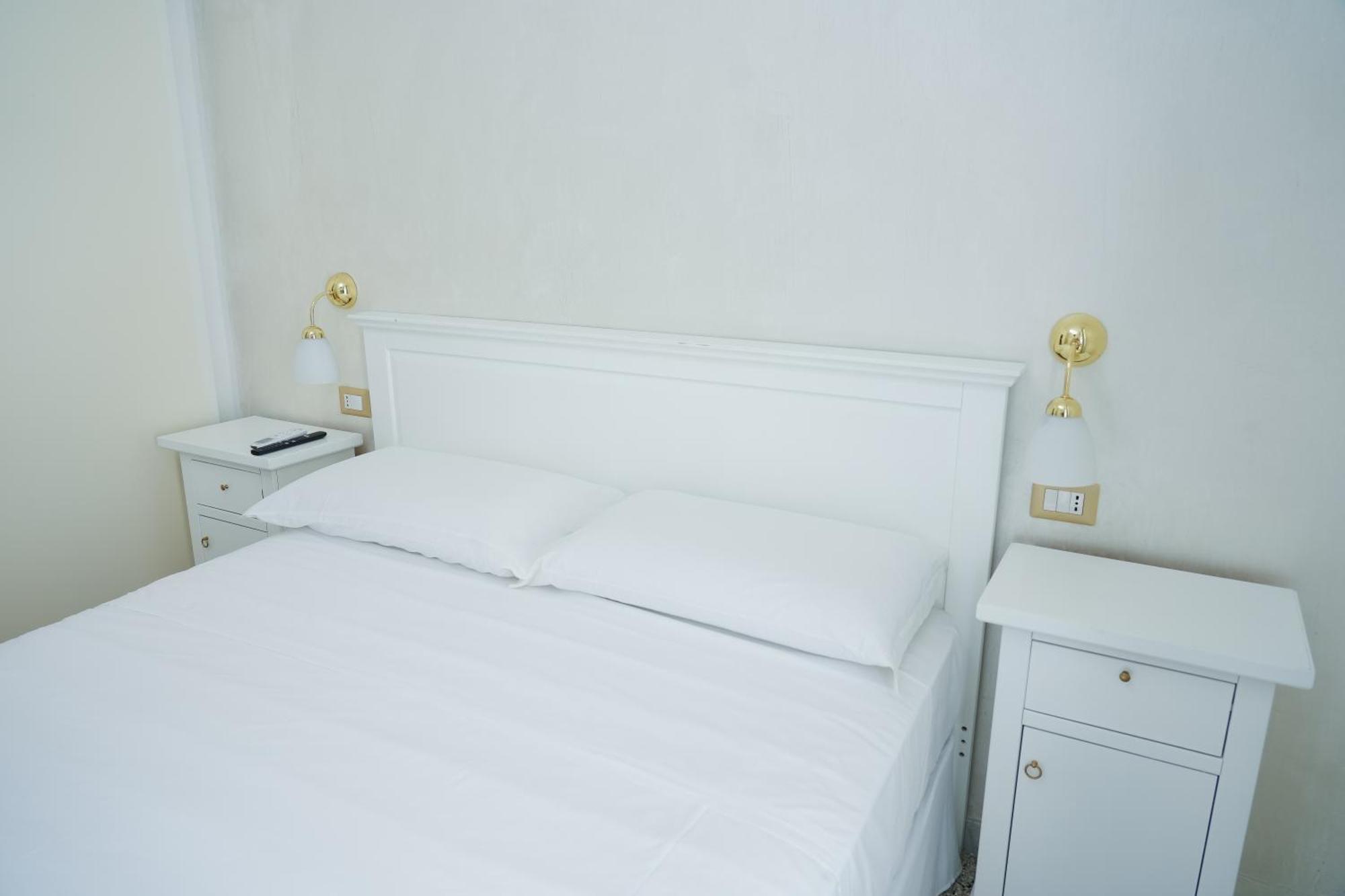 Small Double Room,1552060783:JPEG