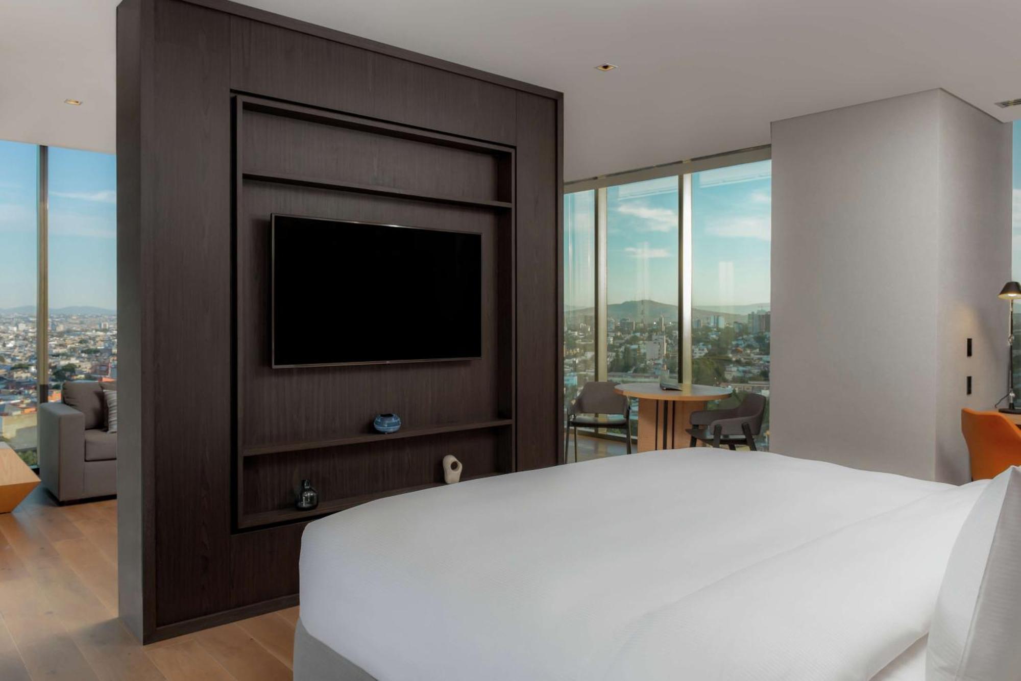 One-Bedroom King Suite,1552453321:JPEG