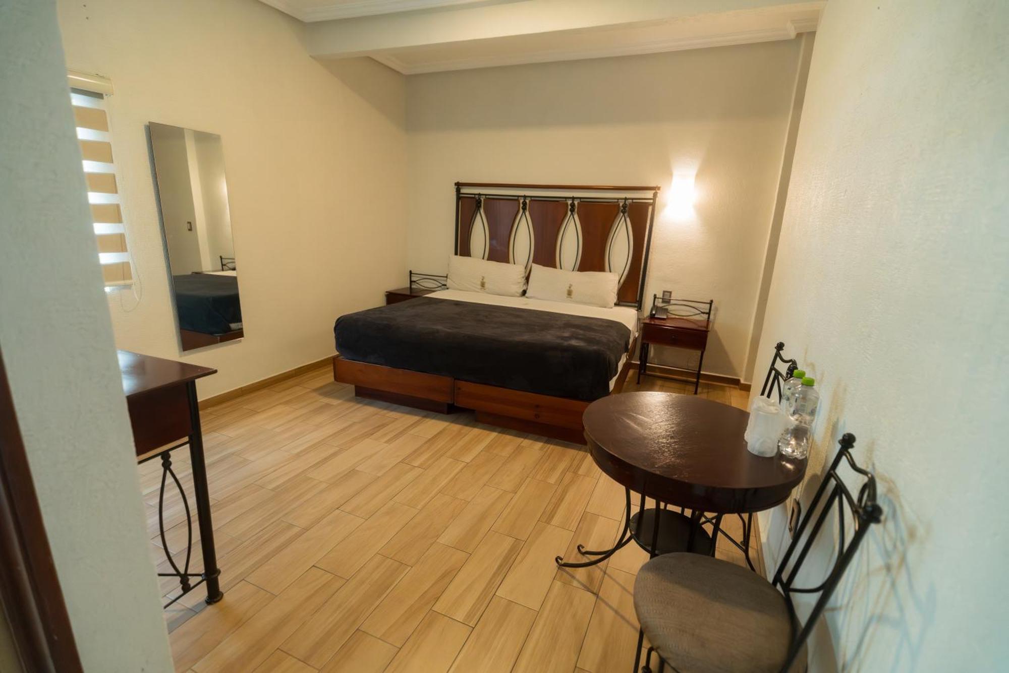Queen Room,1553361787:JPEG