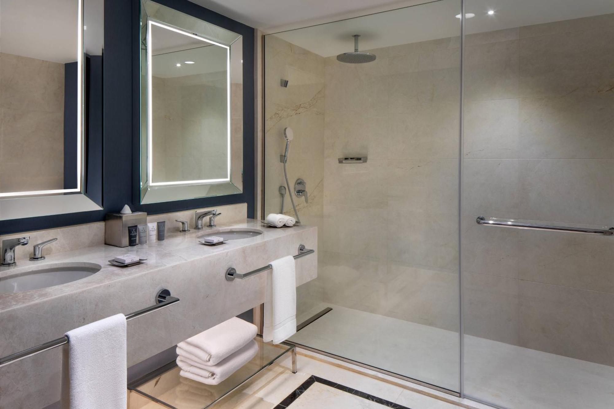 Premier One Bedroom Suite Bosphorus View,1553653186:JPEG