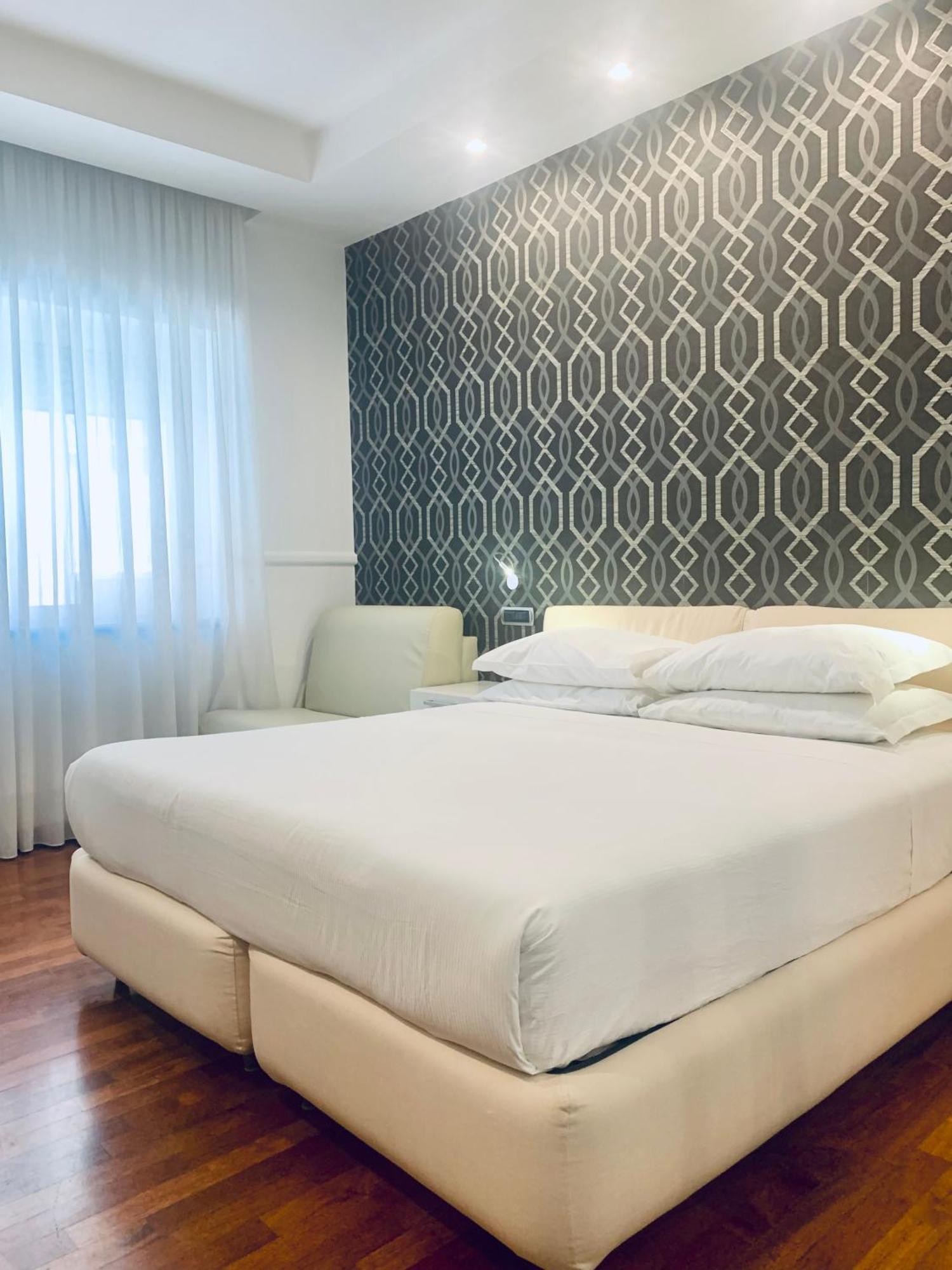 Queen Room,1554022102:JPEG