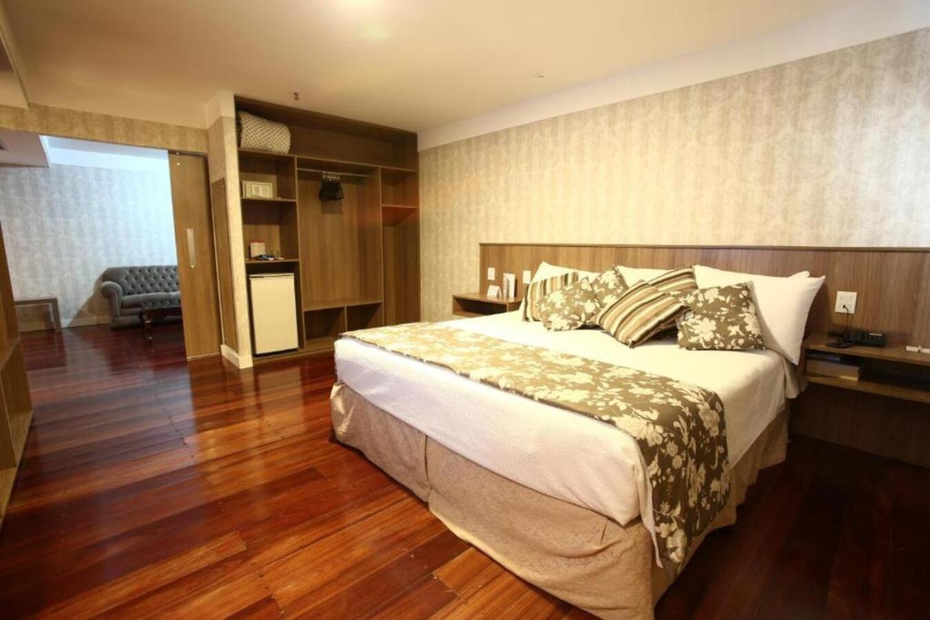 Deluxe King Suite,1554095734:JPEG