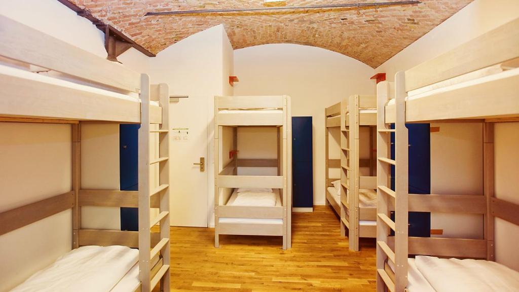 Single Bed Mixed Dormitory Room 8 Beds on Floor,1555264123:JPEG
