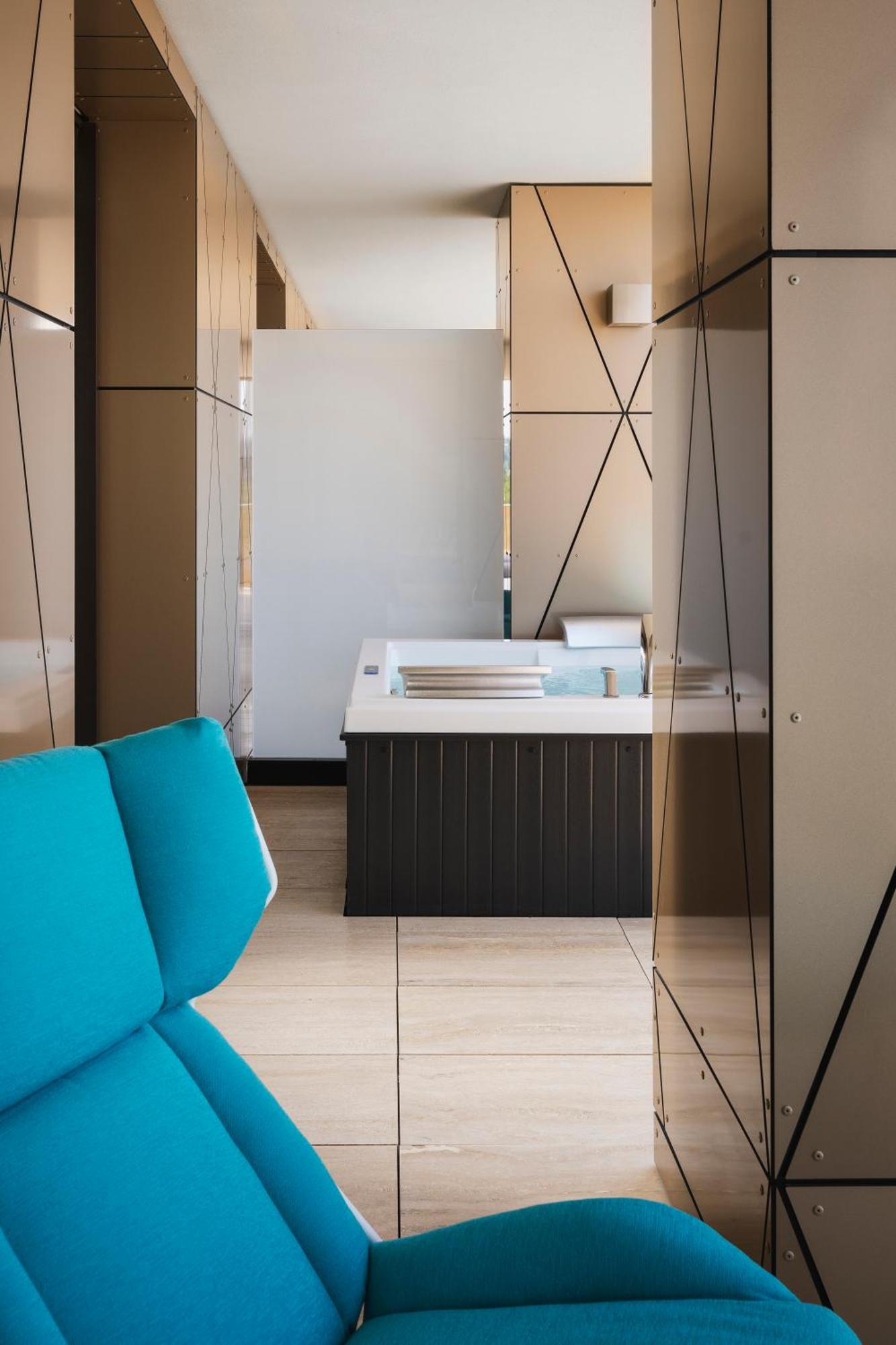 Platinum Suite Terrance Spa Bath