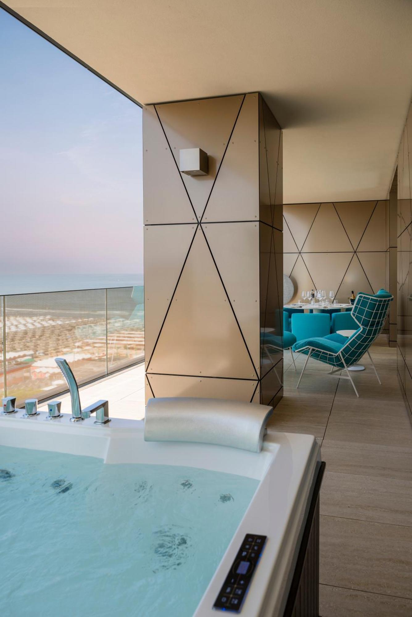 Platinum Suite Terrance Spa Bath