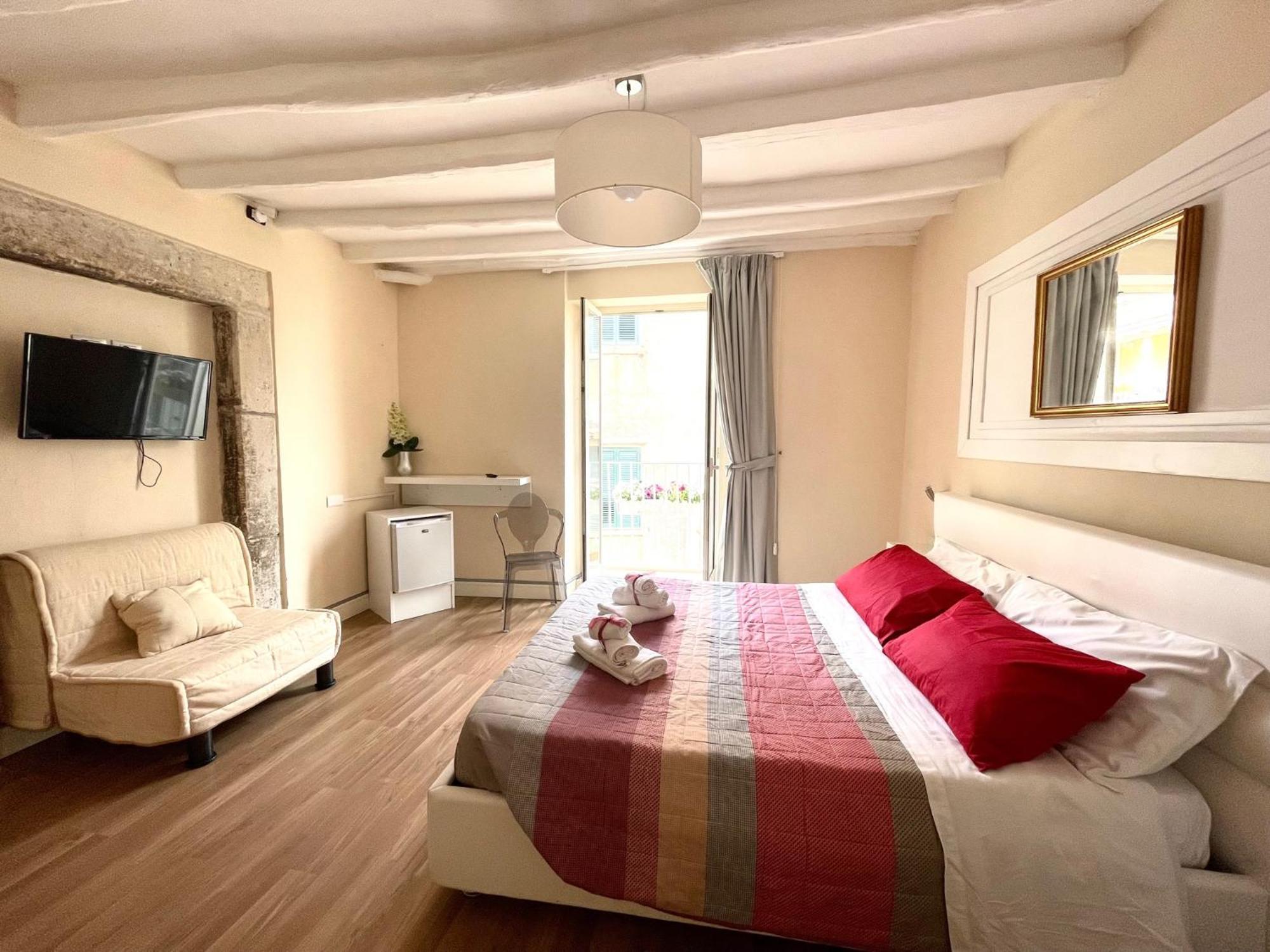Deluxe Triple Room Balcony,1557901909:JPEG