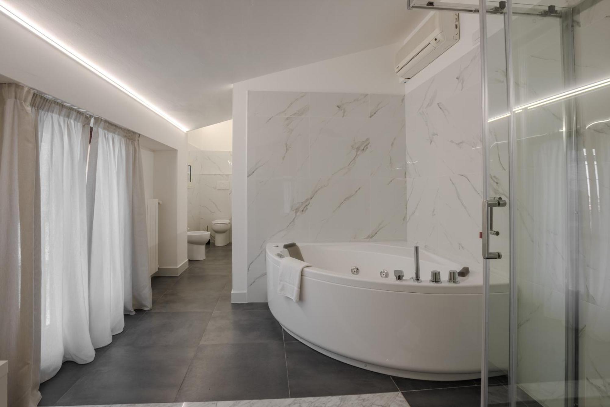 King Room Spa Bath