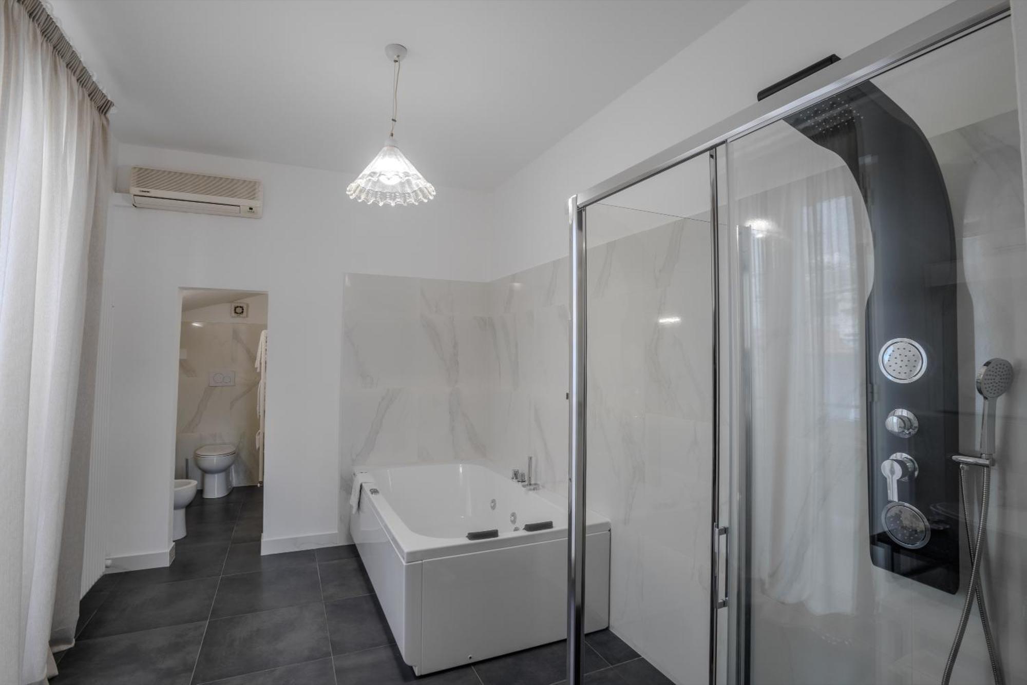 Deluxe Double or Twin Room Spa Bath
