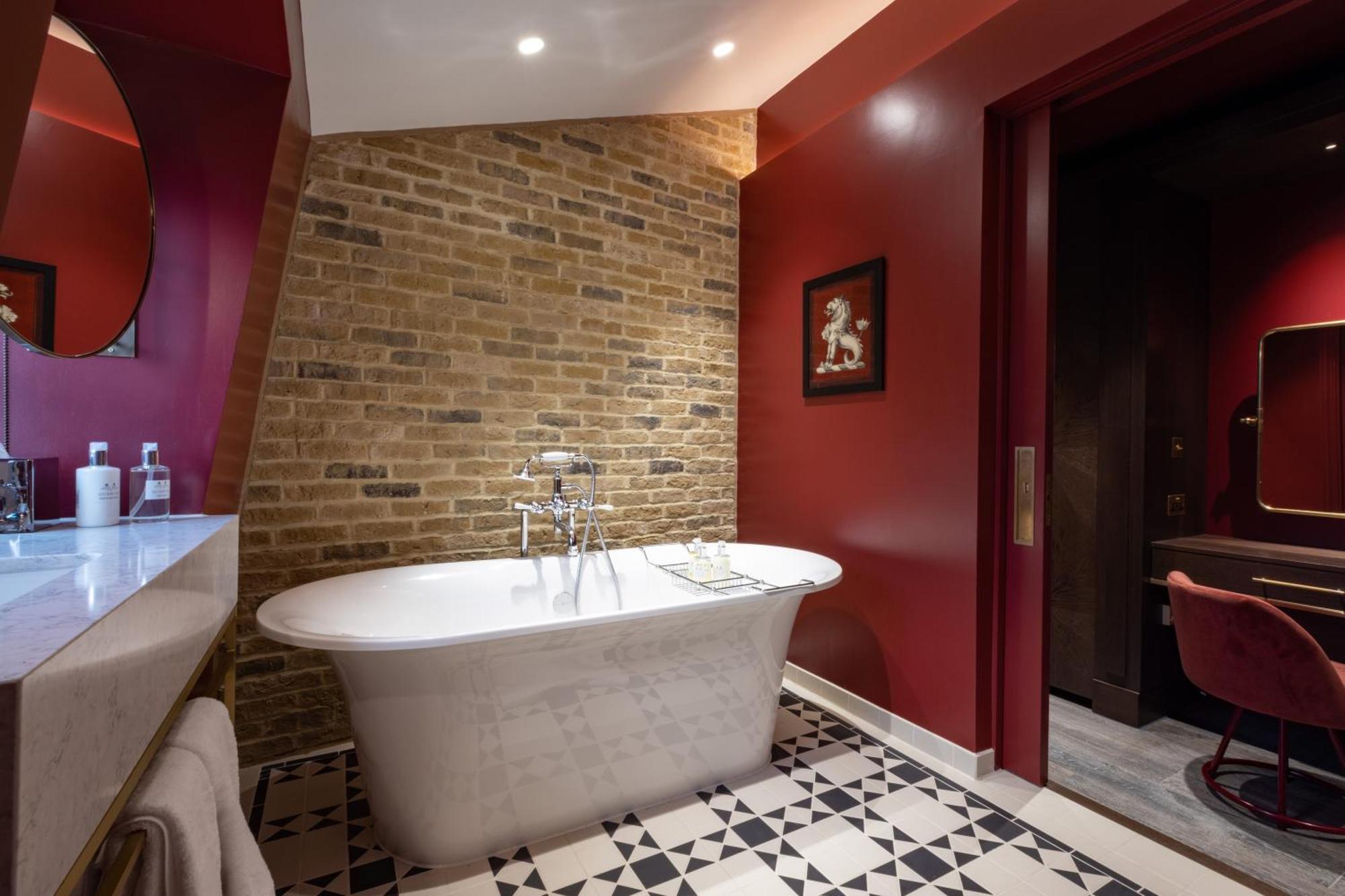 Deluxe Suite,1325989480:JPEG