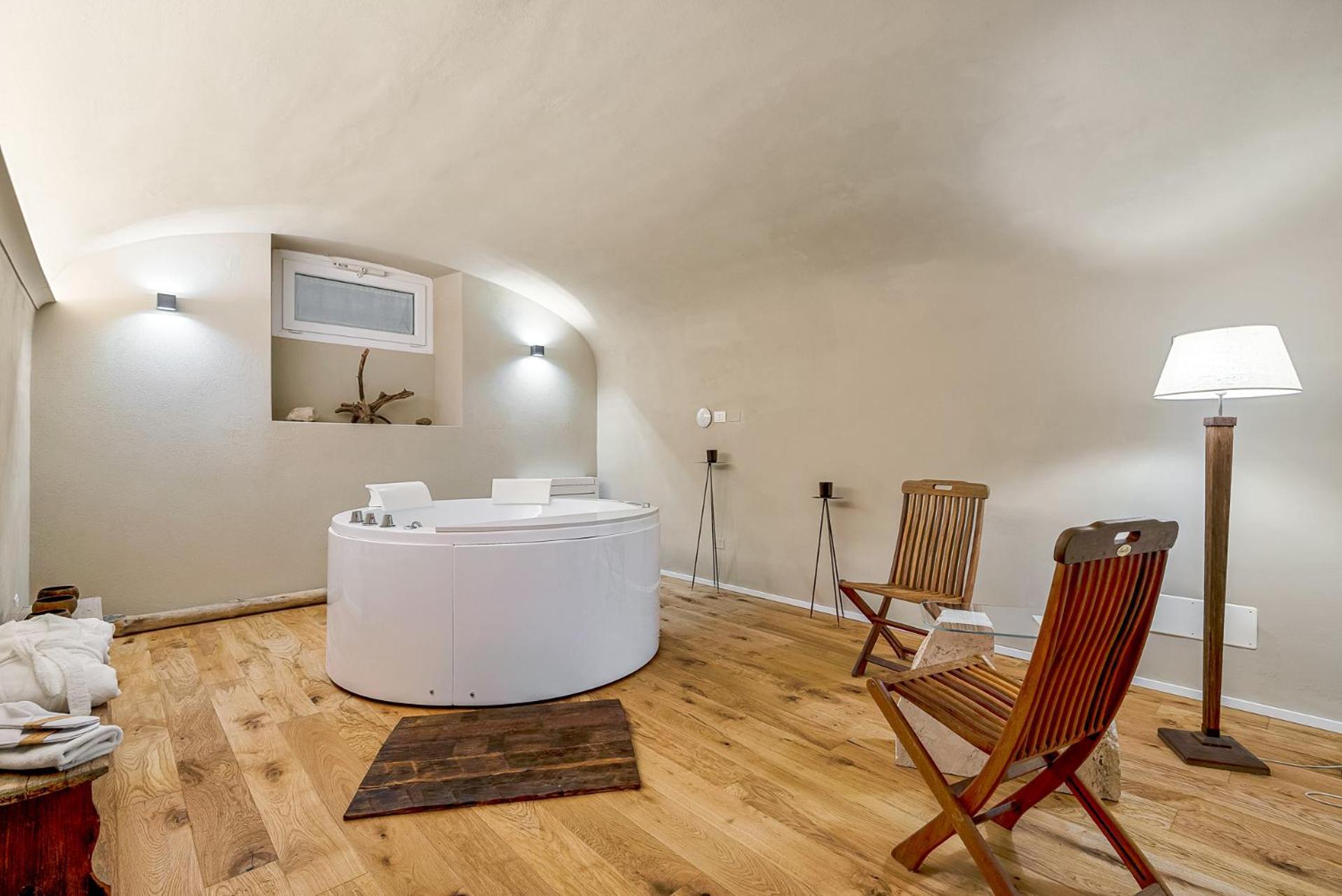Queen Room Spa Bath