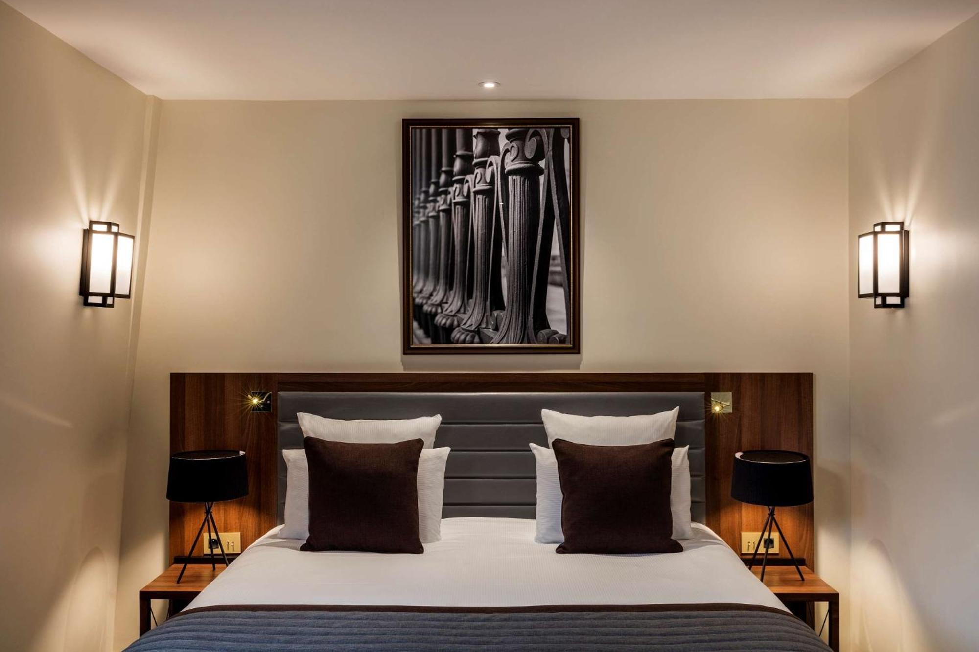 Superior King Room King Bed,1717110653:JPEG