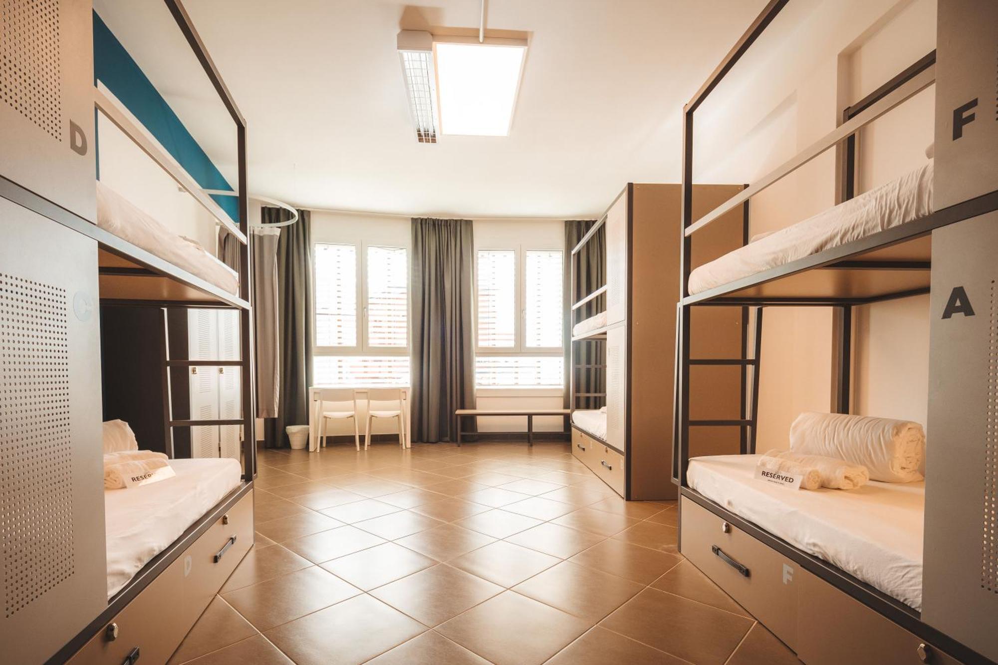 Posto Letto in Dormitorio Femminile con 6 Letti