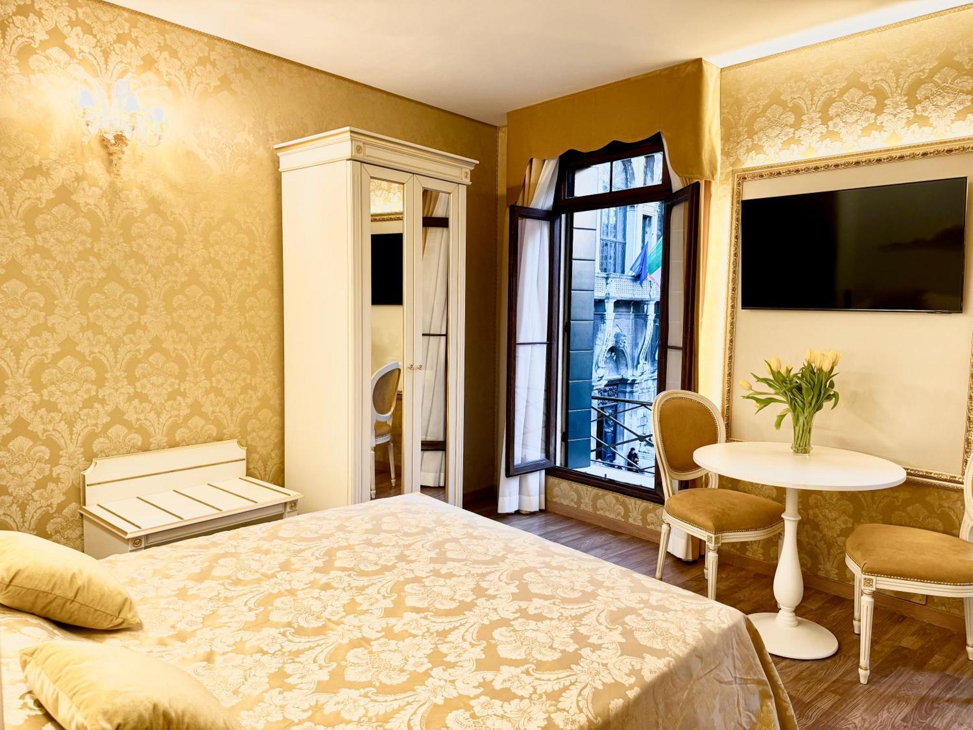 Deluxe Room,1561238053:JPEG