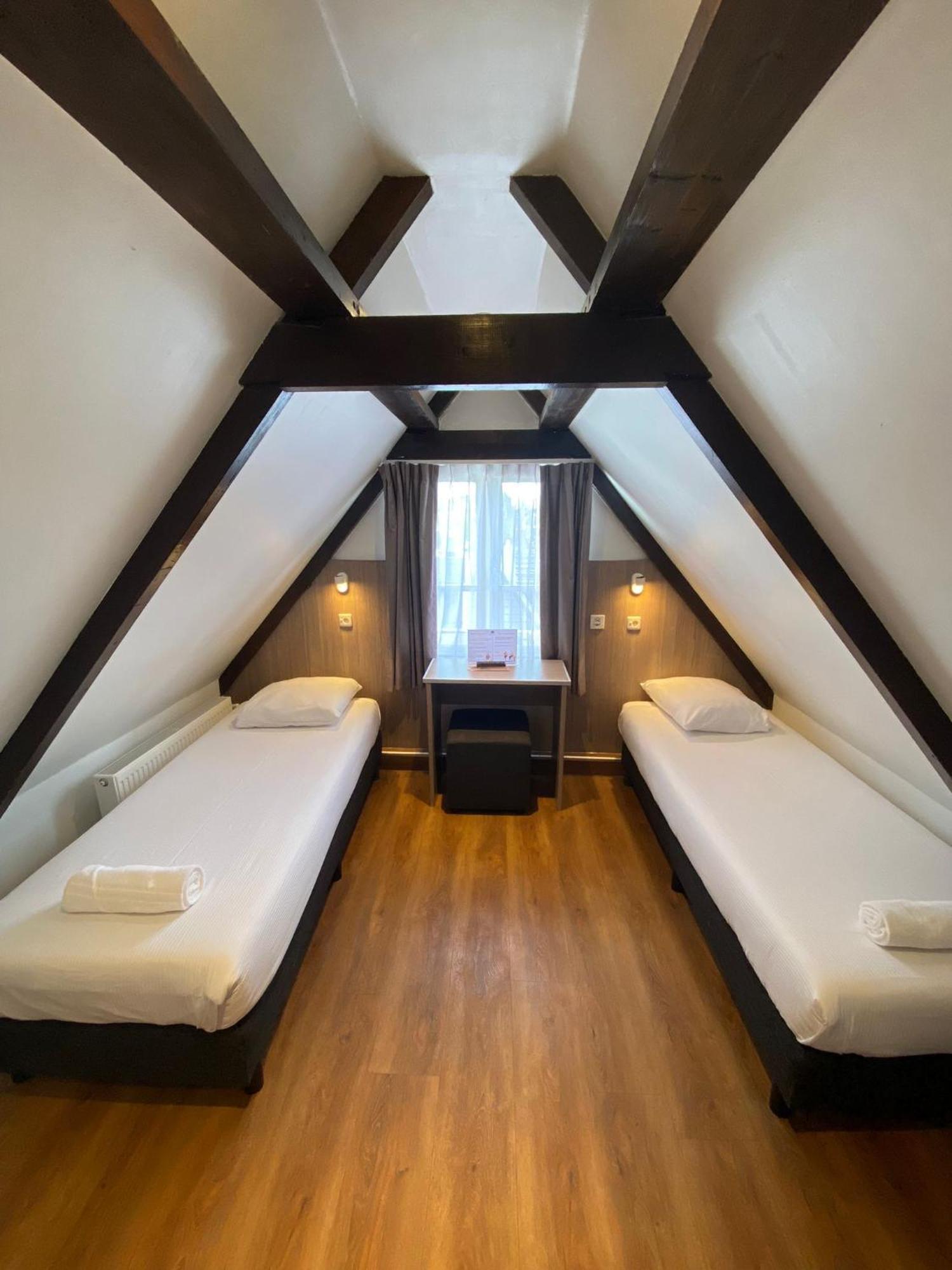 Twin Room,1516401742:JPEG