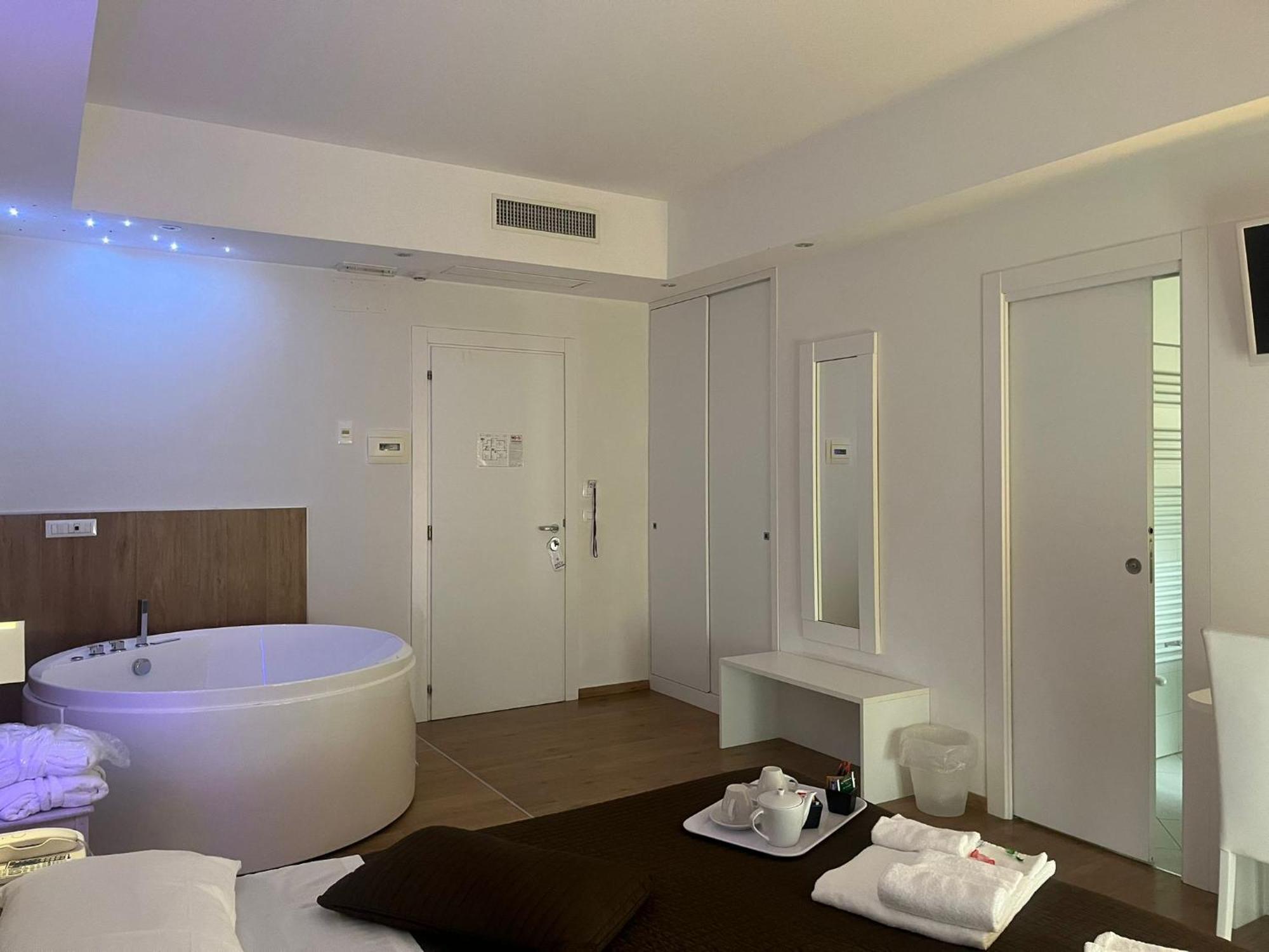 Double Room Spa Bath,1563378967:JPEG