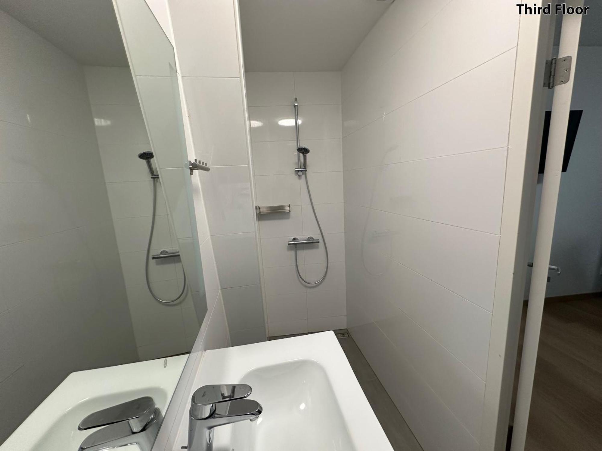 Deluxe Double Room Shower,1563786190:JPEG